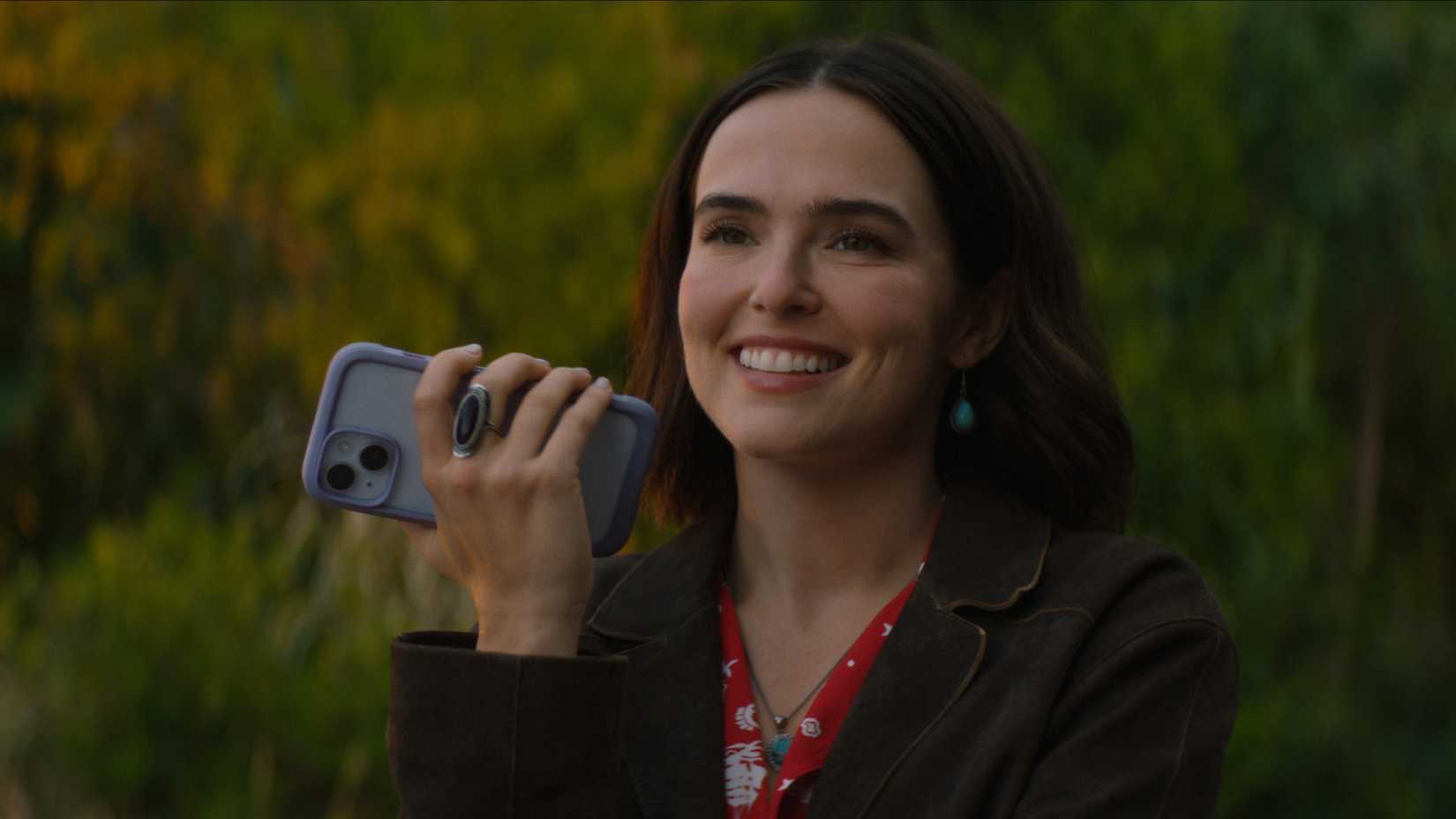 Jill on the phone in Voicemails for Isabelle