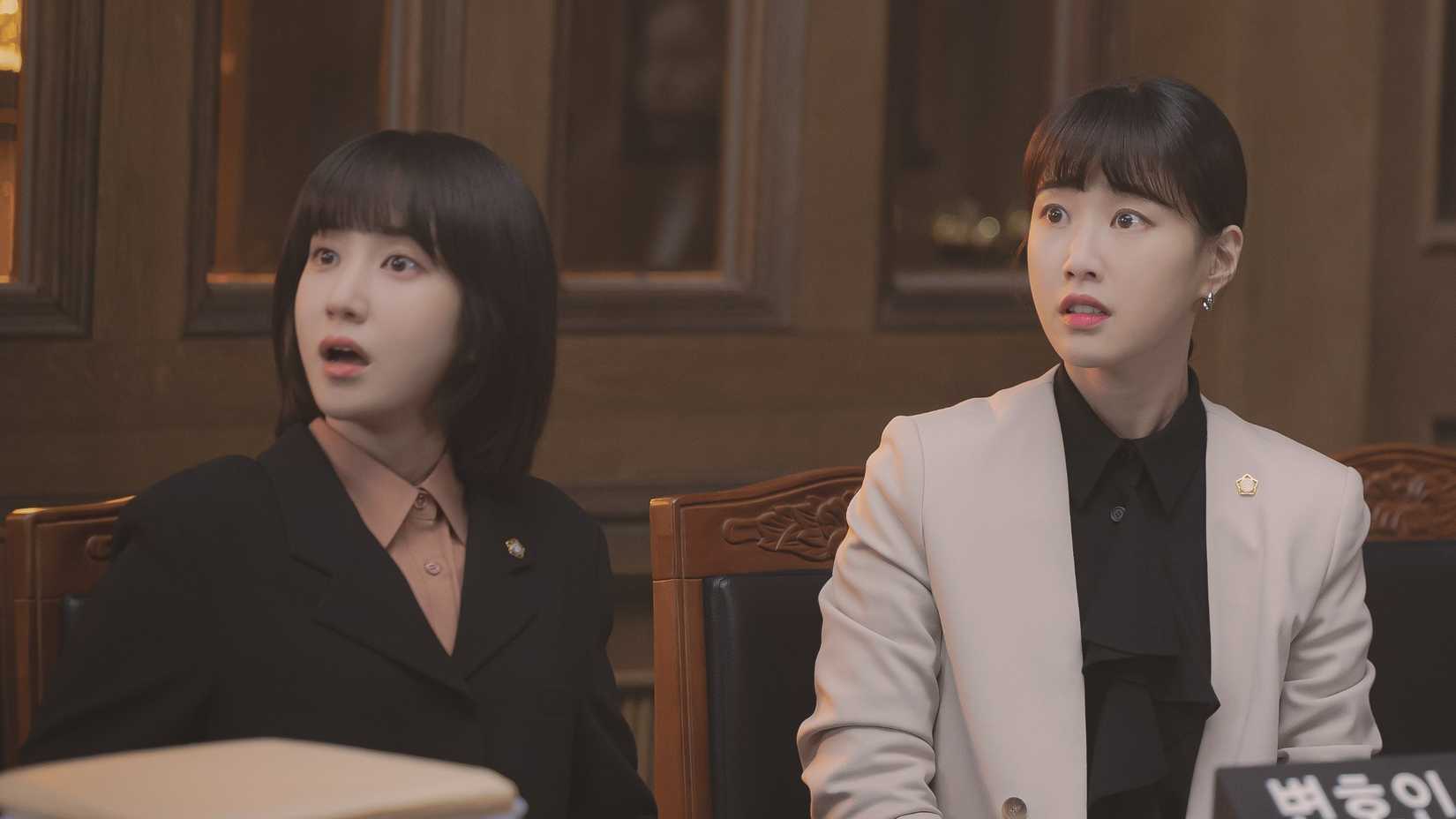 Woo Young-woo (Park Eun-bin) and Choi Soo-yeon (Ha Yoon-kyung) looking shocked during court in Extraordinary Attorney Woo