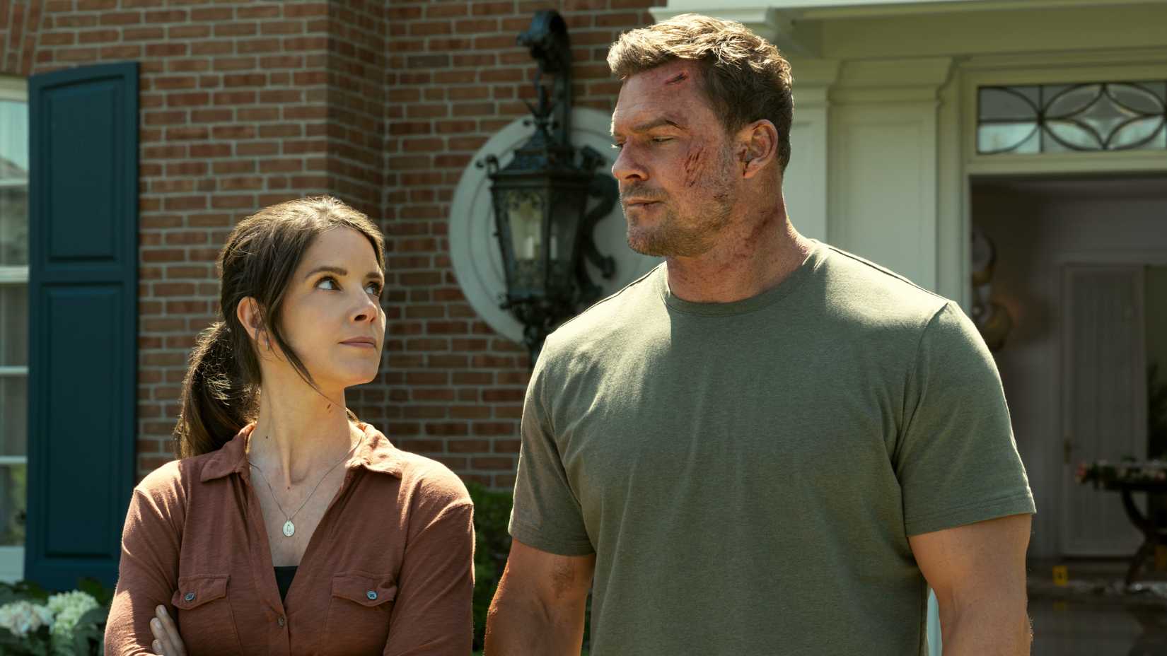 Sonya Cassidy’s Susan Duffy looking up at Alan Ritchson’s Jack Reacher in Reacher season 3
