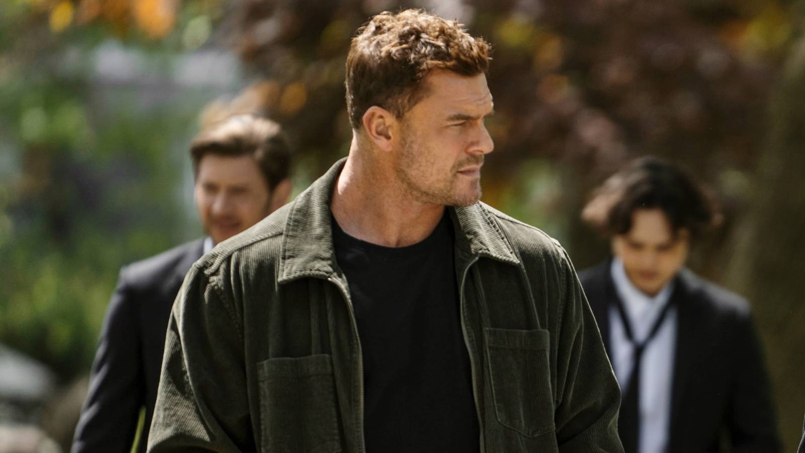 Alan Ritchson’s Jack Reacher looking sideways in the Neagley spinoff