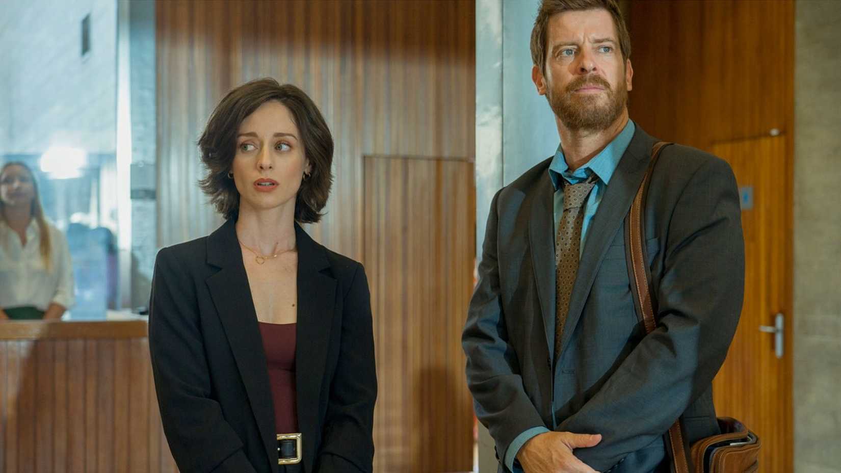 Amanda Torres (Elena Rivera) next to Gabriel Ochoa (Manu Baqueiro) in the Netflix series Losing Judgment