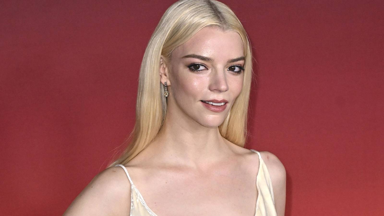 Timothy Olyphant & Anya Taylor-Joy’s New Thriller Skyrockets As Apple