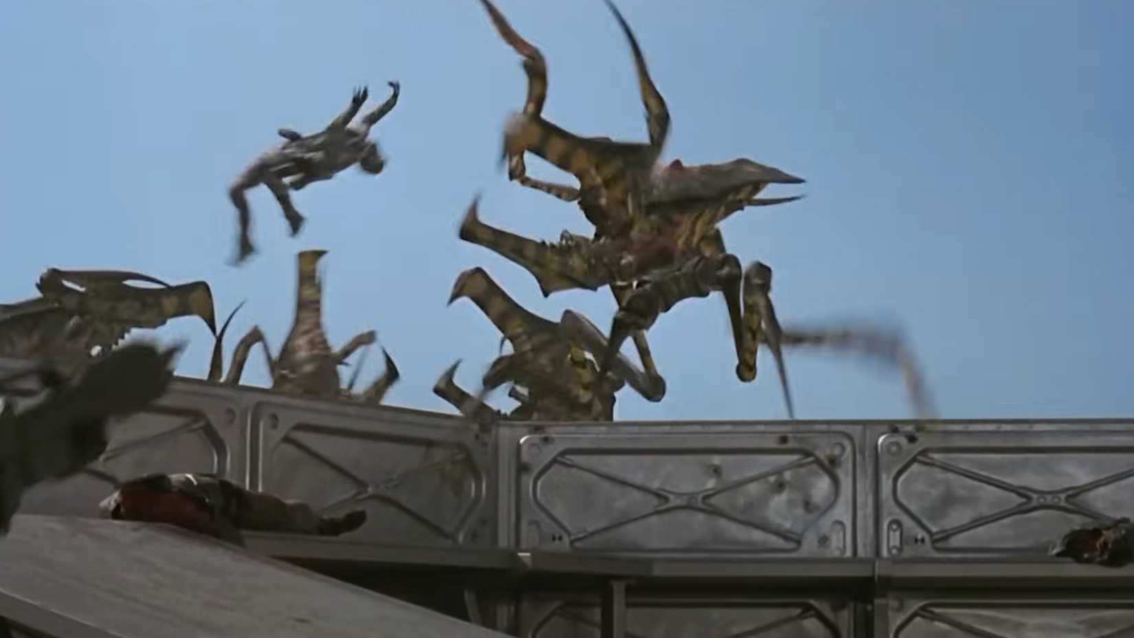 Bugs storming a base throwing a soldier in the air in Starship Troopers