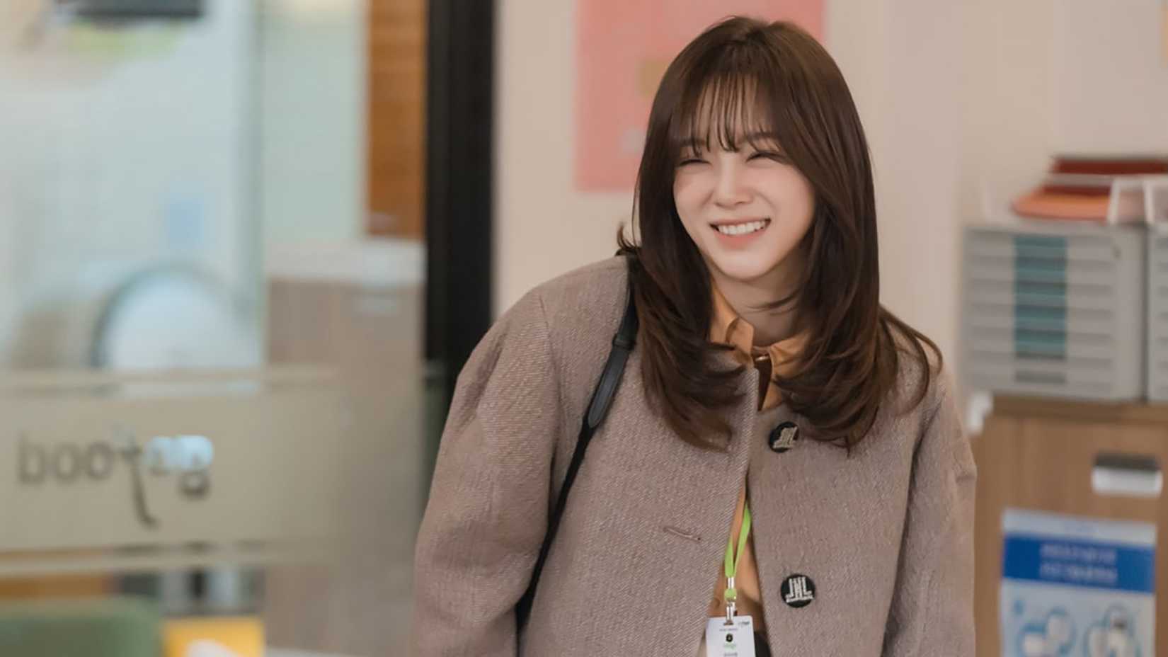 Kim Se-jeong as Shin Ha-ri in Business Proposal