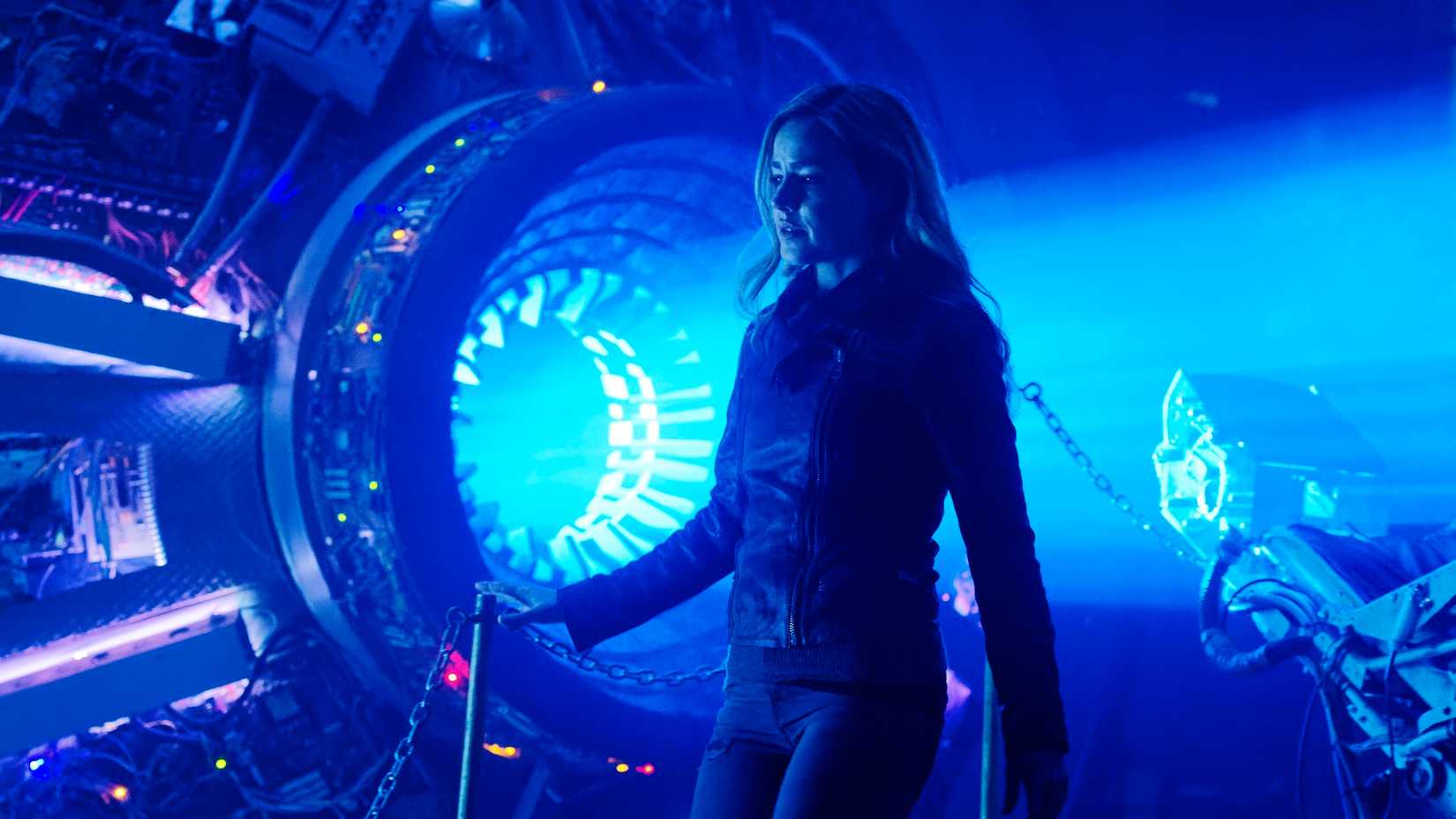 Cassandra Railly (Amanda Schull) stands in front of a time travel device in 12 Monkeys tv show.