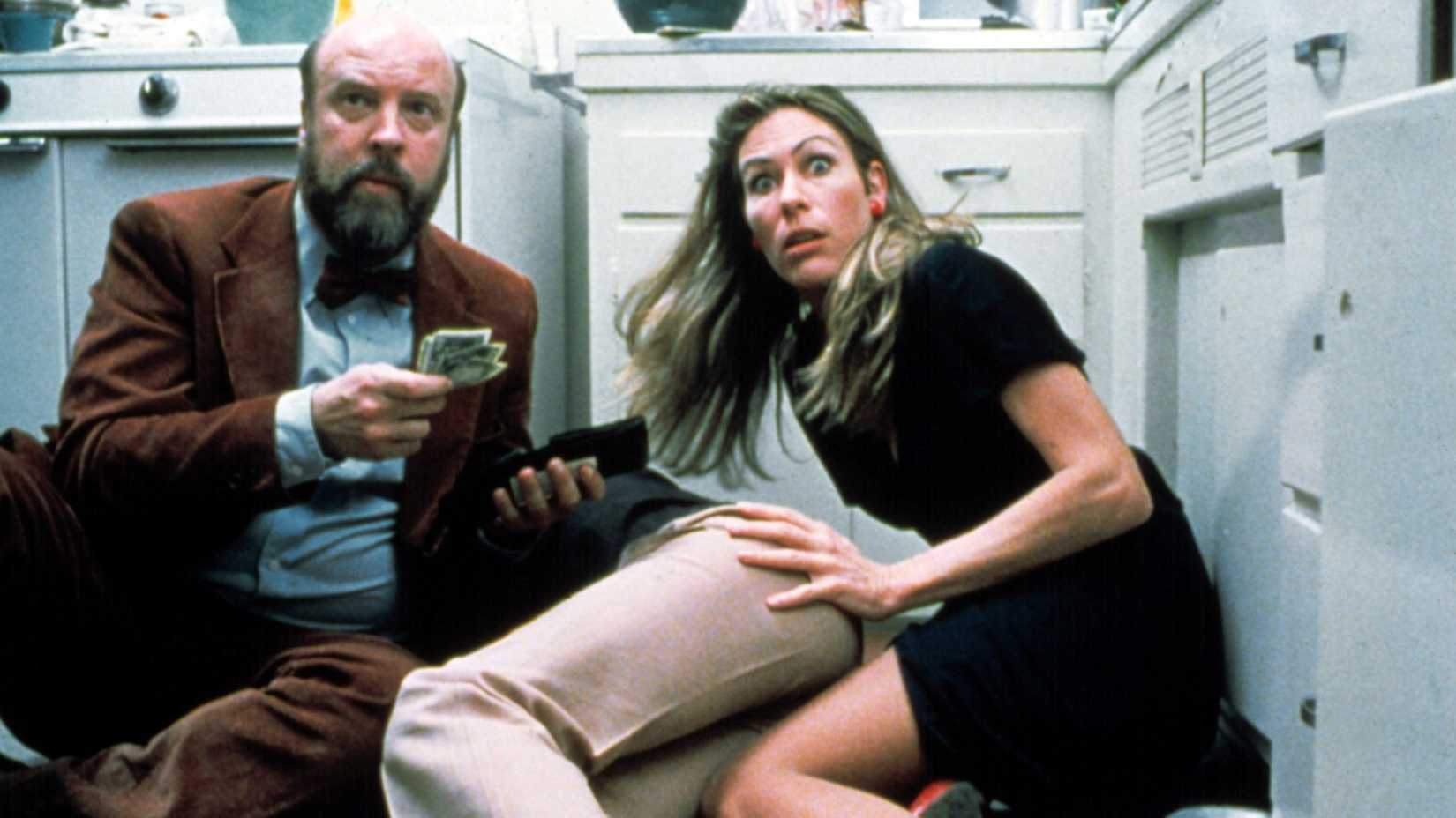 A couple robs a corpse in Eating Raoul