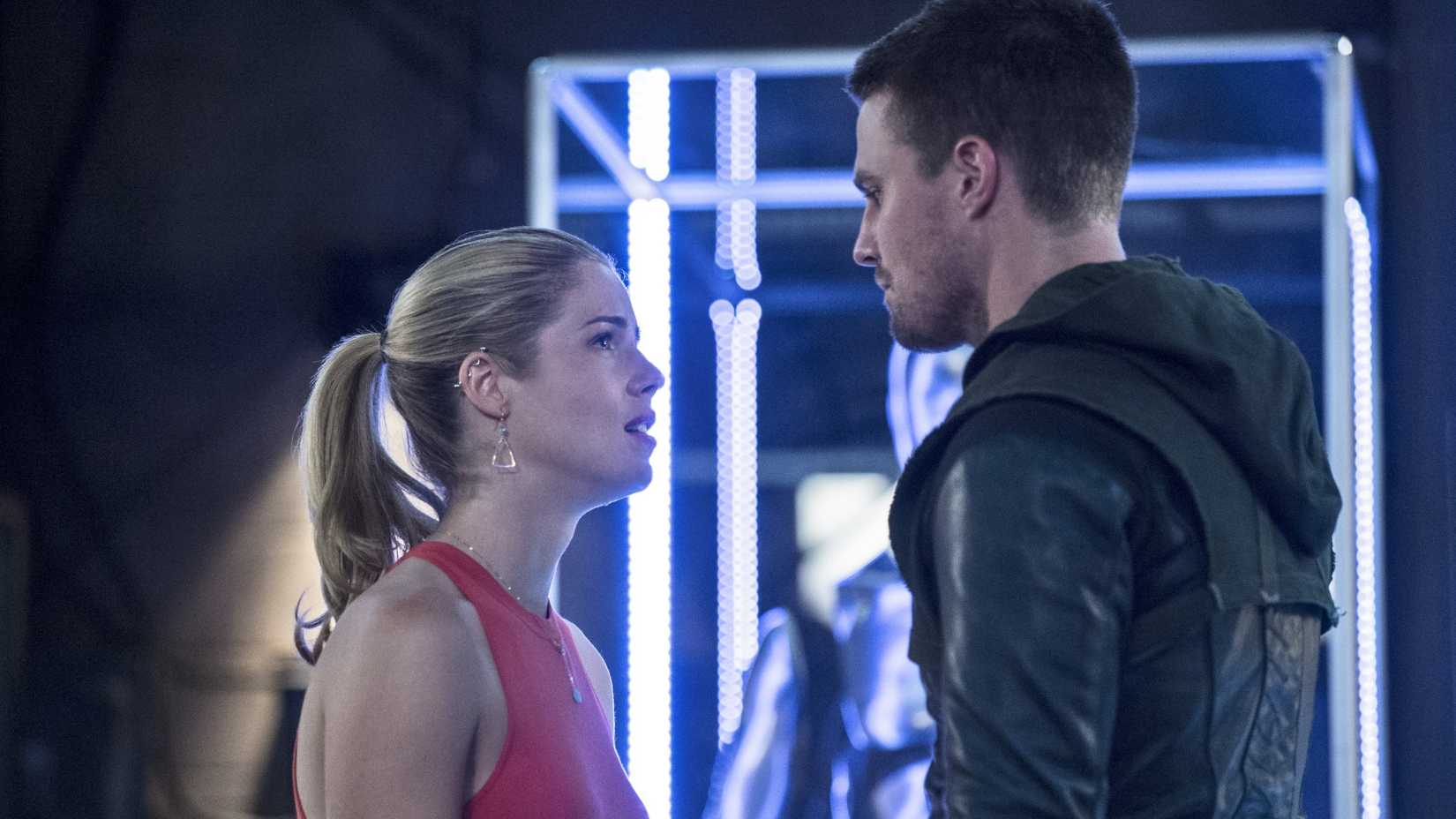 Felicity cries while talking to Oliver after Sara dies in Arrow season 3 episode 2