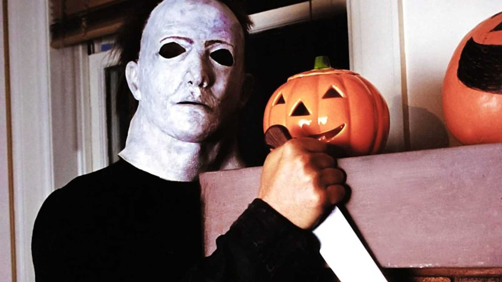 Michael holds a knife in Halloween 5 The Revenge of Michael Myers