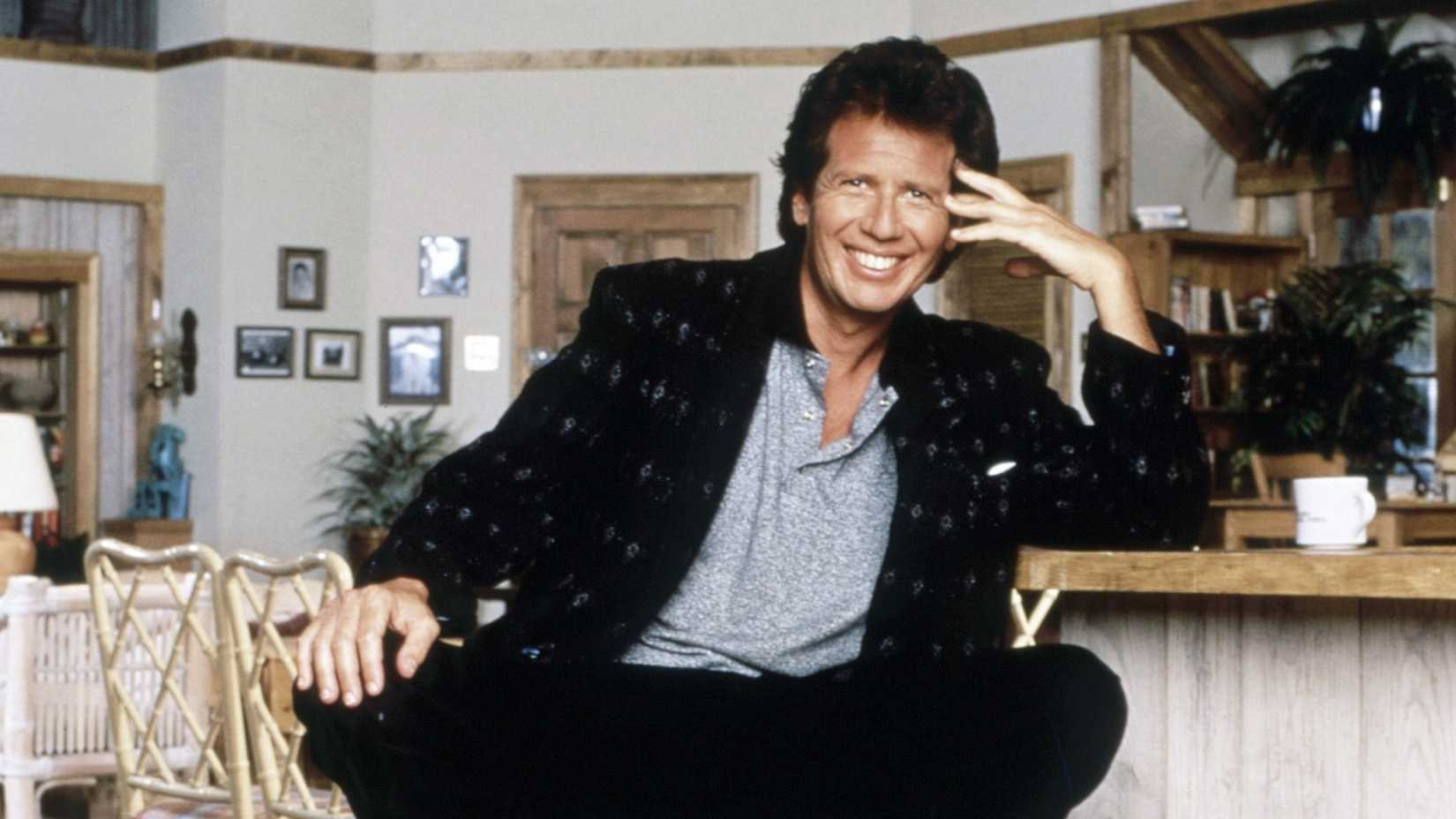 Shandling on set for 80s sitcom