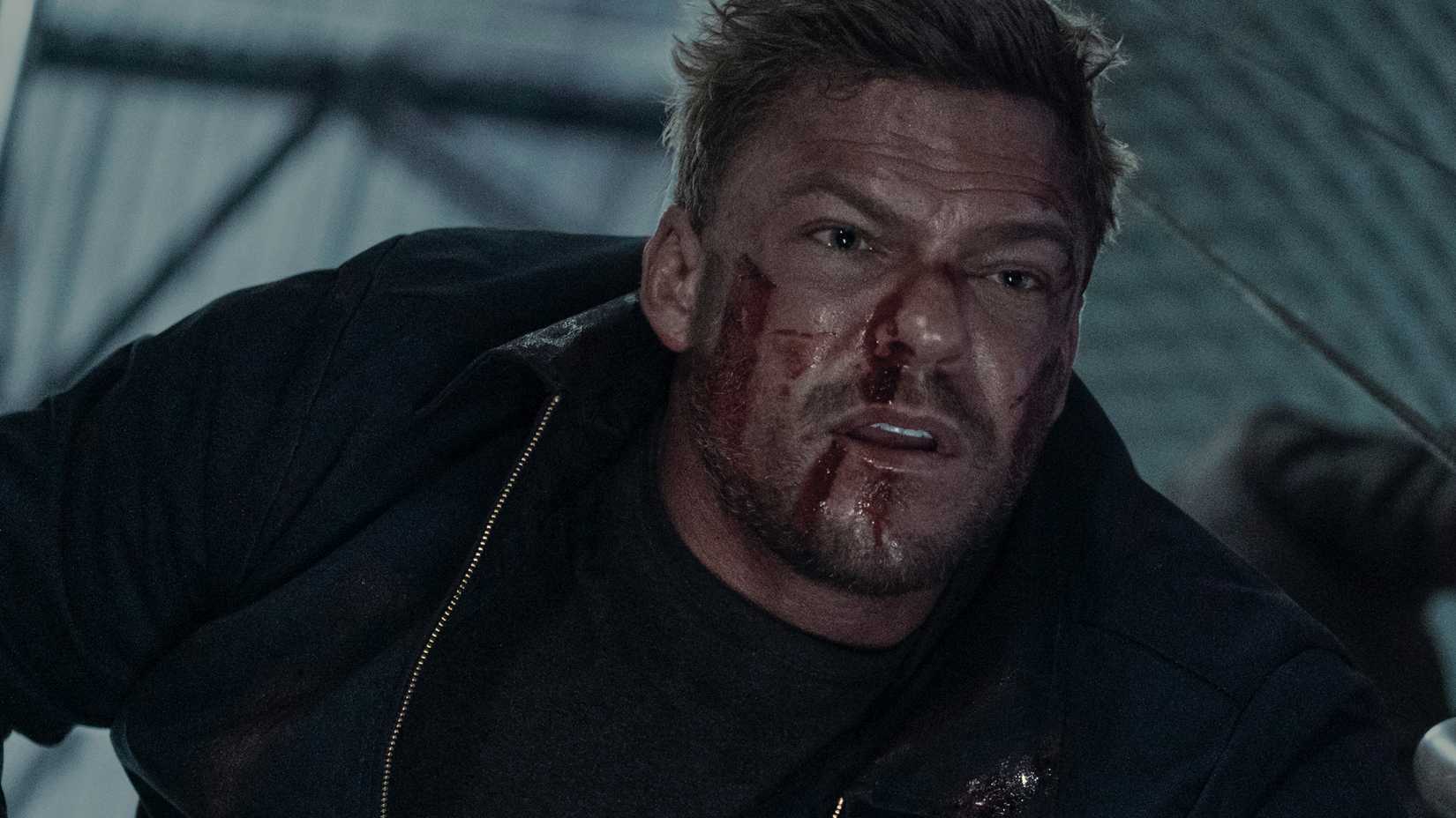 A bloodied Jack Reacher, played by Alan Ritchson 