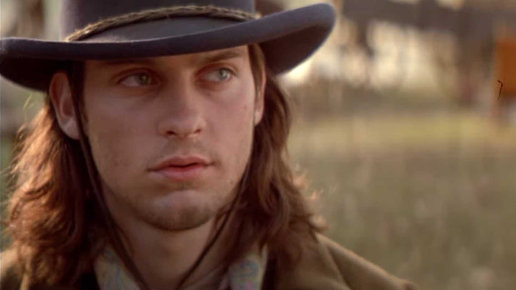 Jake Roedel (Tobey Maguire) staring into the distance in Ride with the Devil