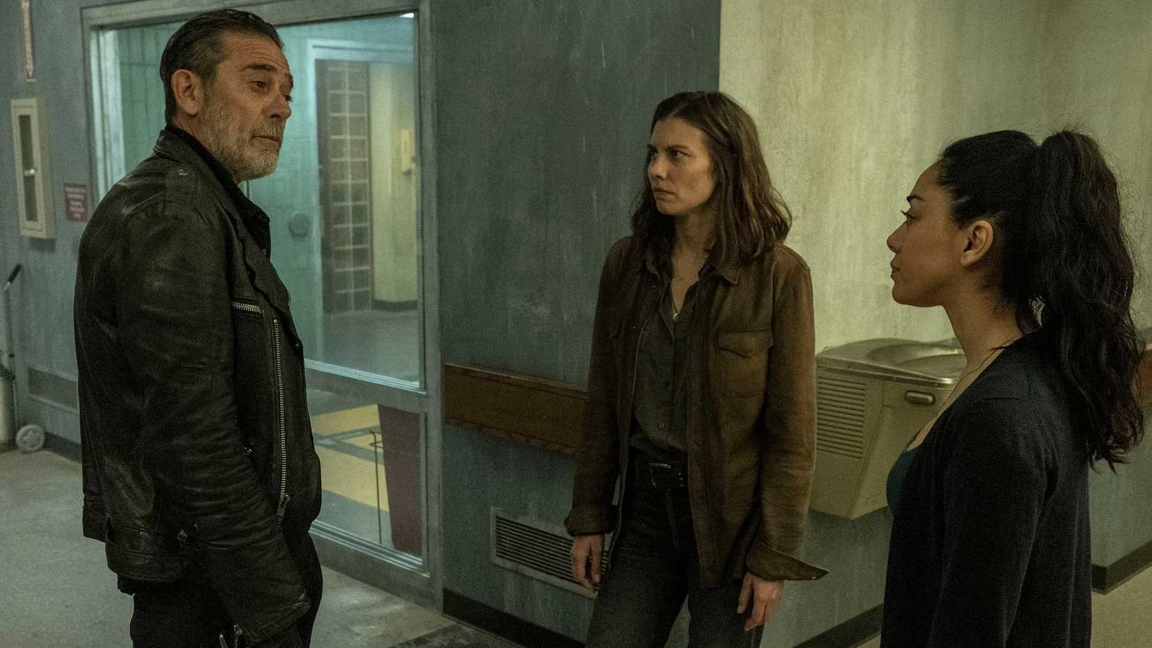 Jeffrey Dean Morgan as Negan, Lauren Cohan as Maggie, and Aimee Garcia as Renata talking in The Walking Dead: Dead City