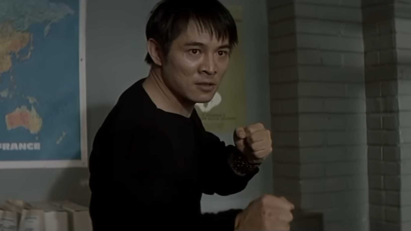 Jet Li as Liu fighting the twins in Kiss of the Dragon