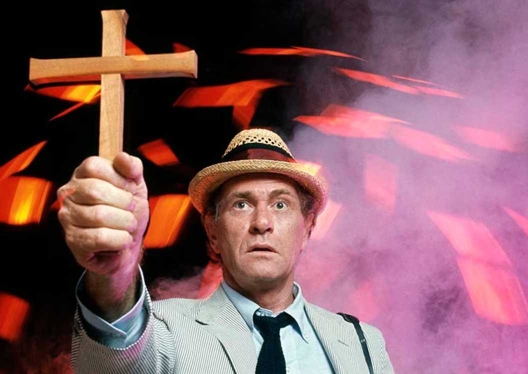 Kolchak holds a cross in Kolchak the Night Stalker