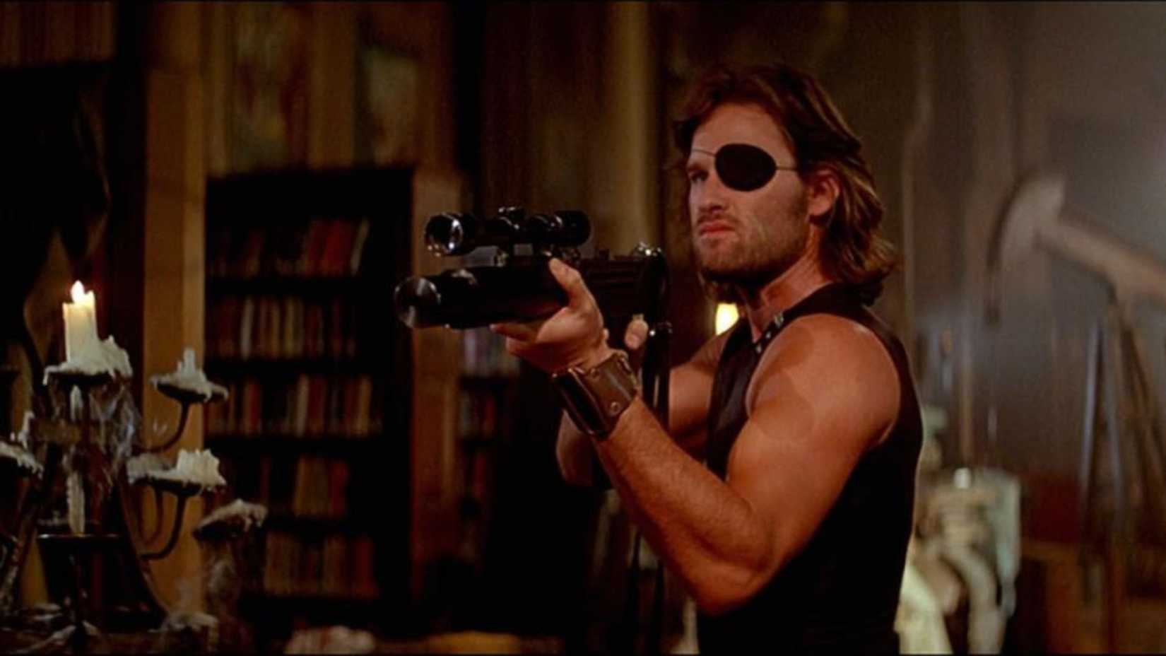 Kurt Russell as Snake Plissken with a gun in Escape from New York
