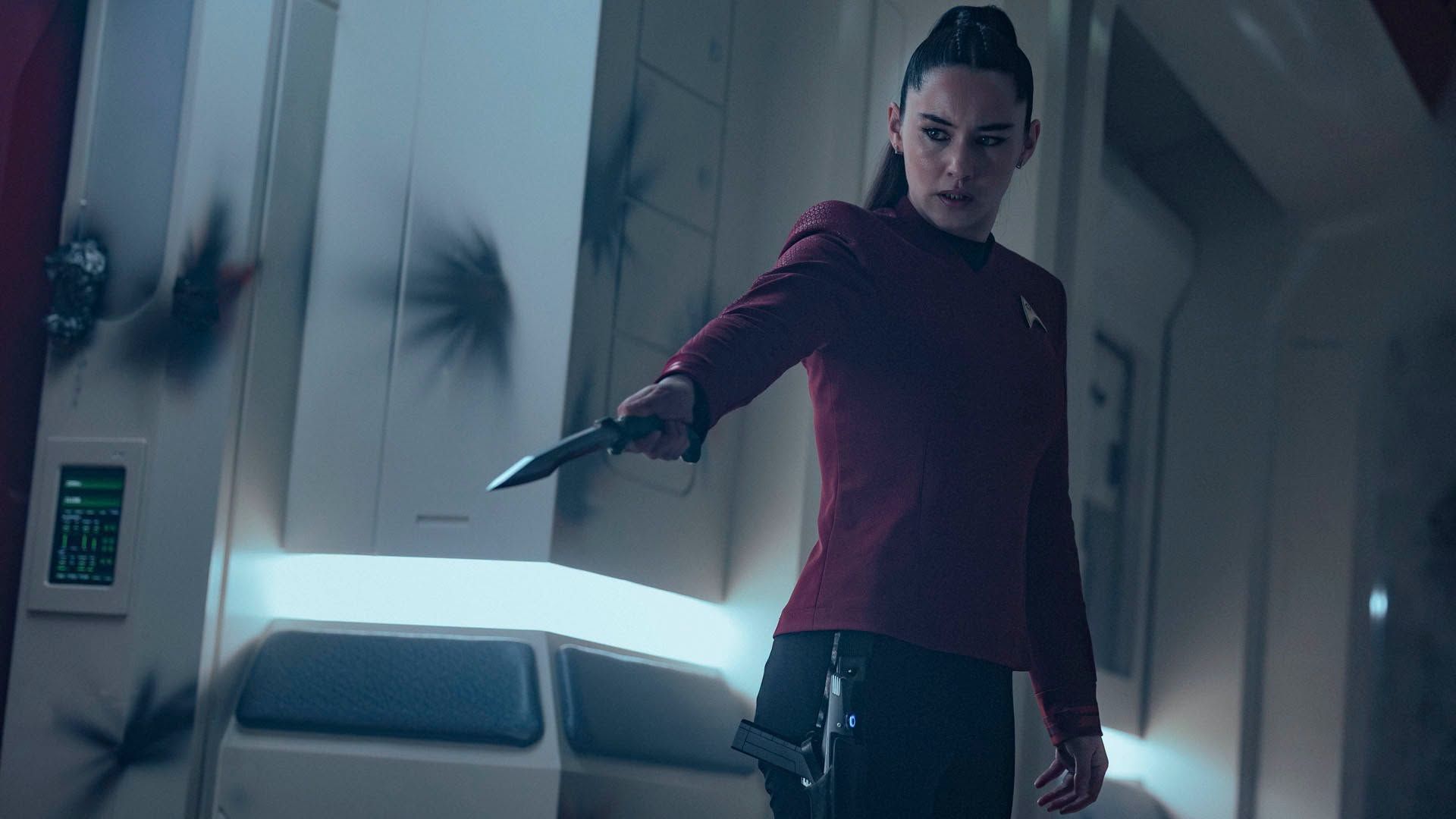 La'an with a knife
