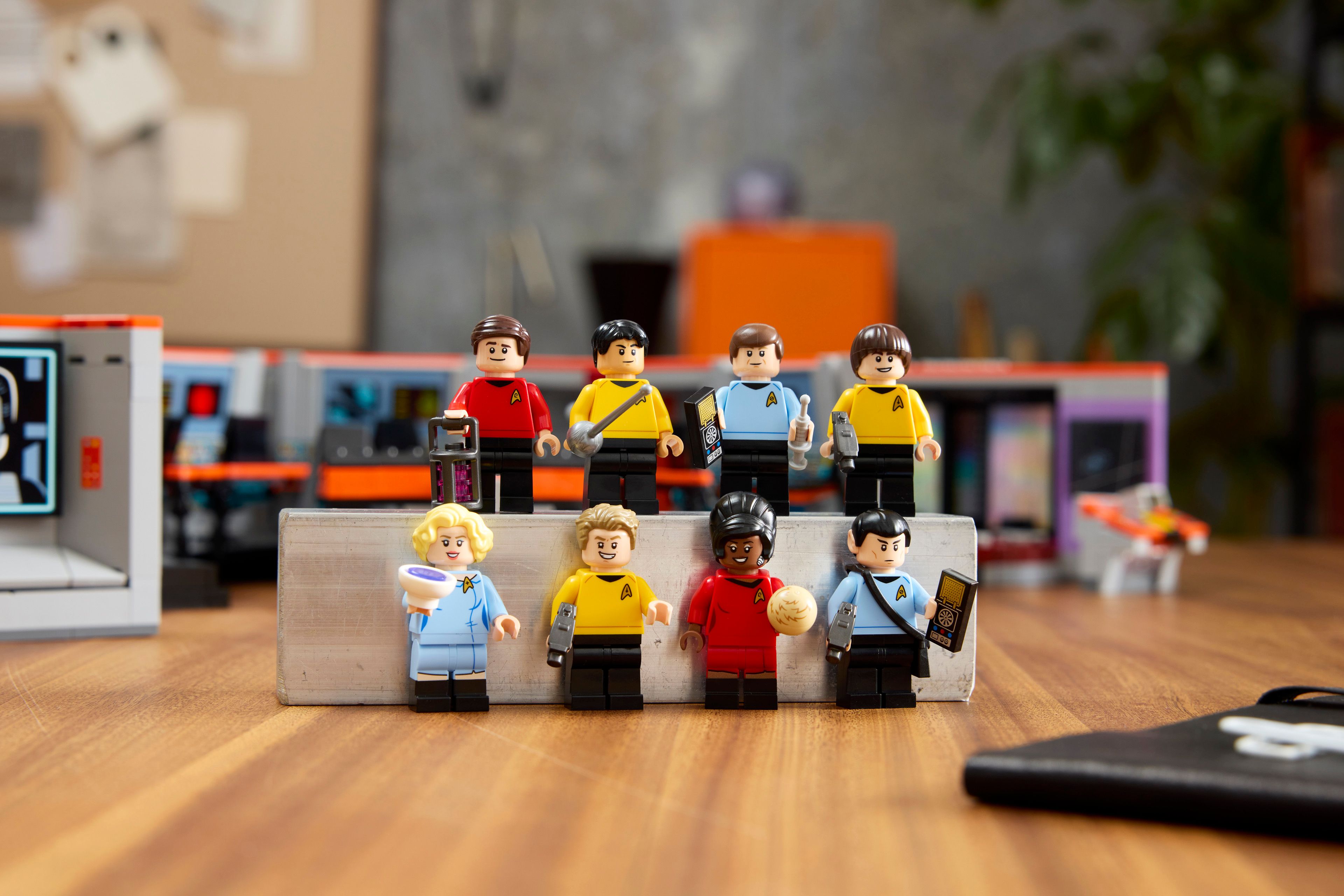 LEGO Icons Star Trek USS Enterprise NCC-1701 Bridge Minifigures