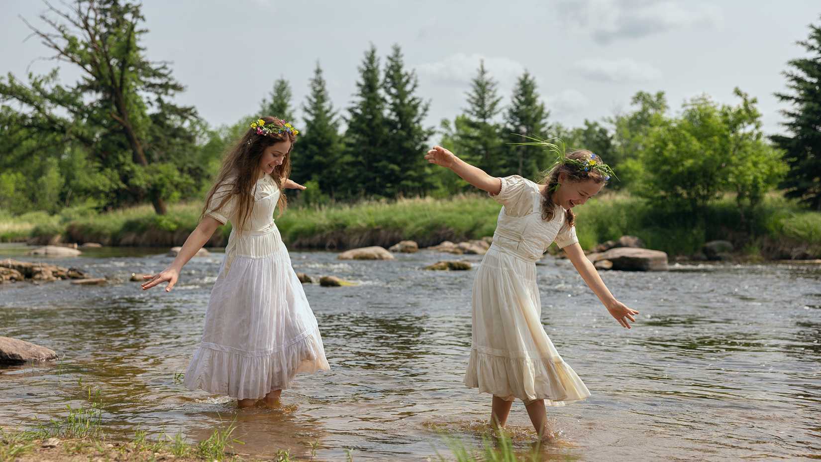 Skywalker Hughes as Mary Ingalls, Alice Halsey as Laura Ingalls in episode 101 of Little House on the Prairie.