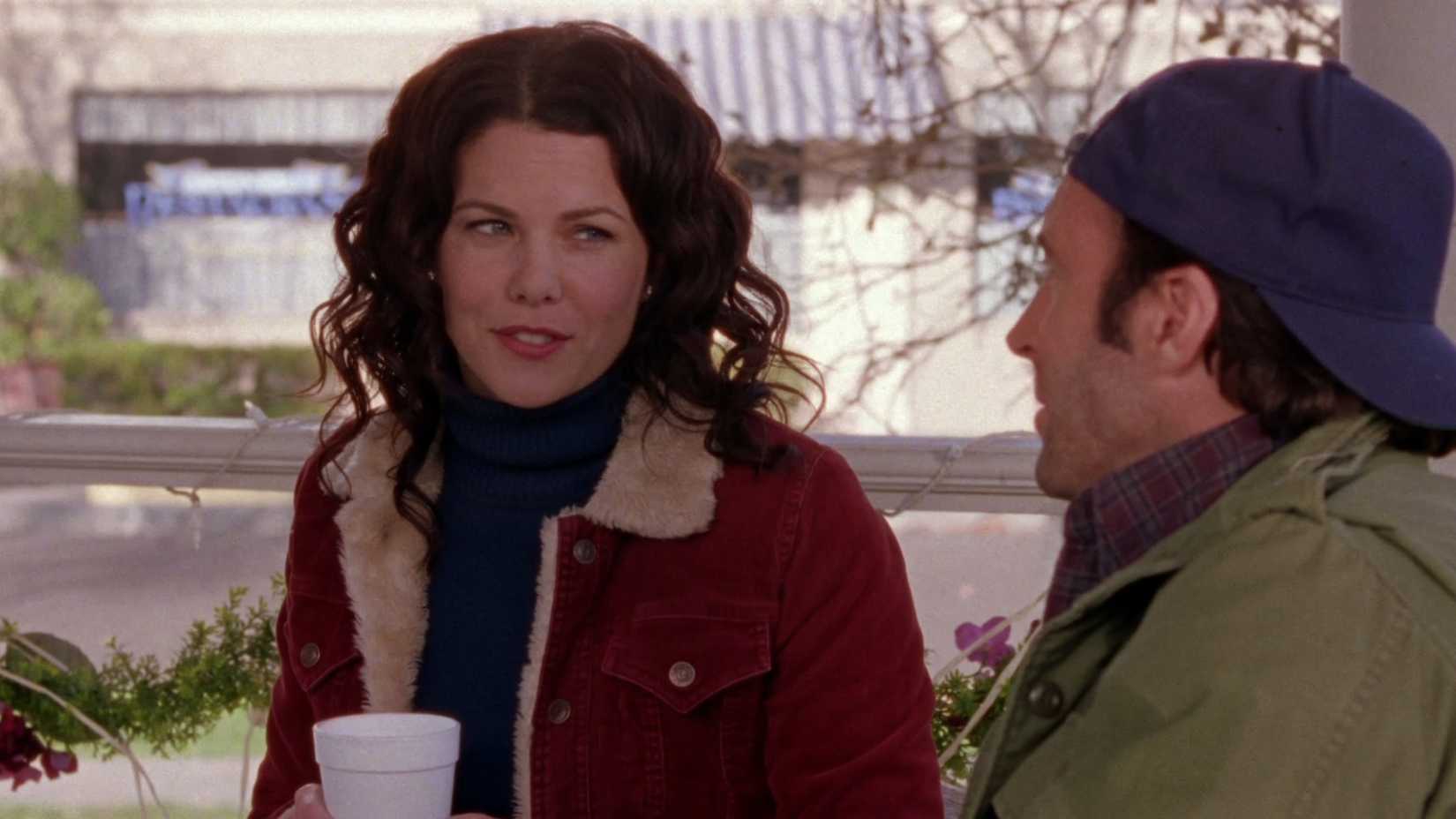 Lorelai and Luke eat together in the gazebo in Gilmore Girls season 2