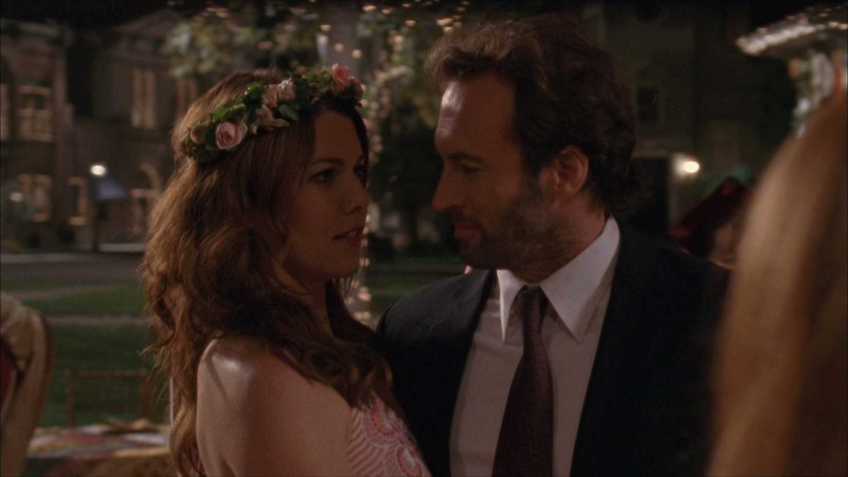 Luke and Lorelai look at each other while dancing at Liz and TJ's wedding in Gilmore Girls season 4
