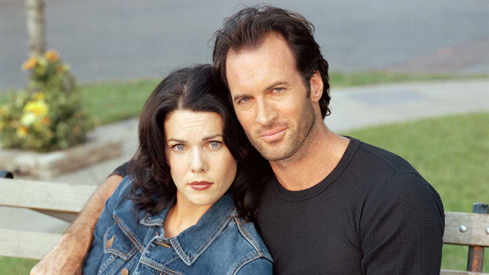 Luke and Lorelai posing in a promo photo for Gilmore Girls season 1