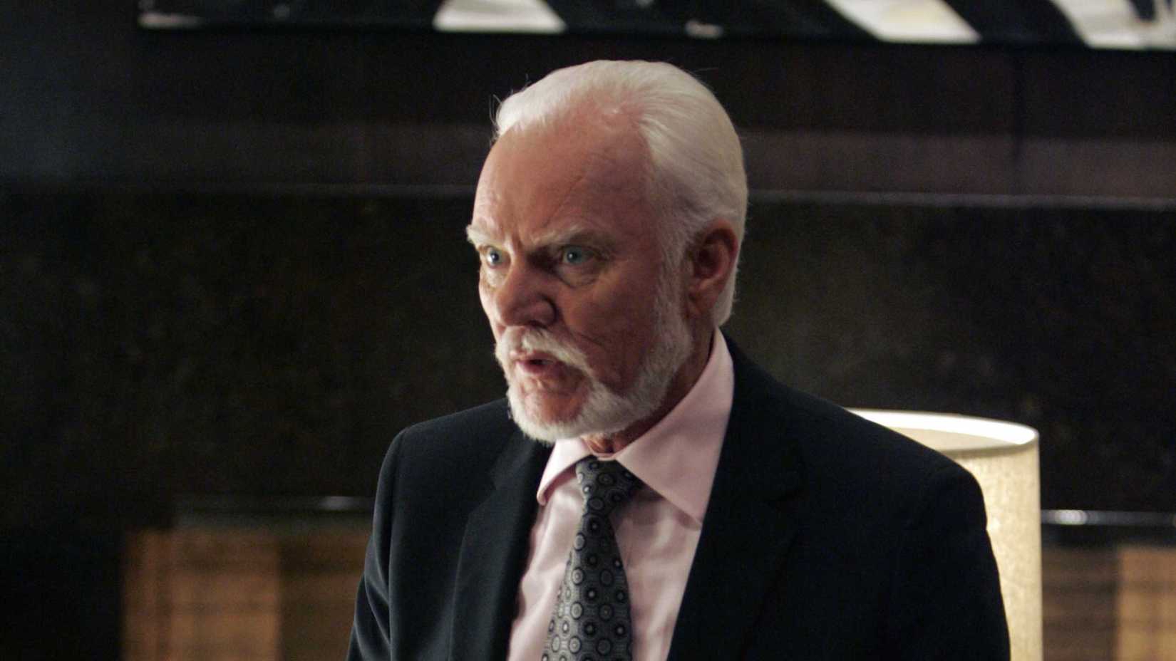 Daniel Linderman with a concerned expression on his face in Heroes season 1