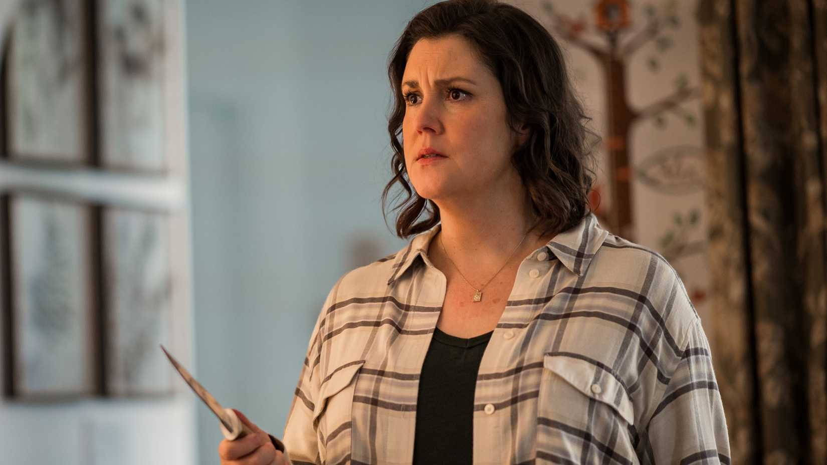 Melanie Lynskey as Shauna holding a knife in Yellowjackets season 3