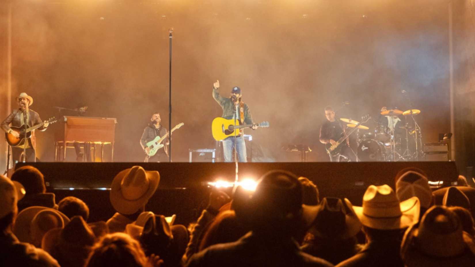 Thomas Rhett performing as a cameo in Ransom Canyon season 2x07