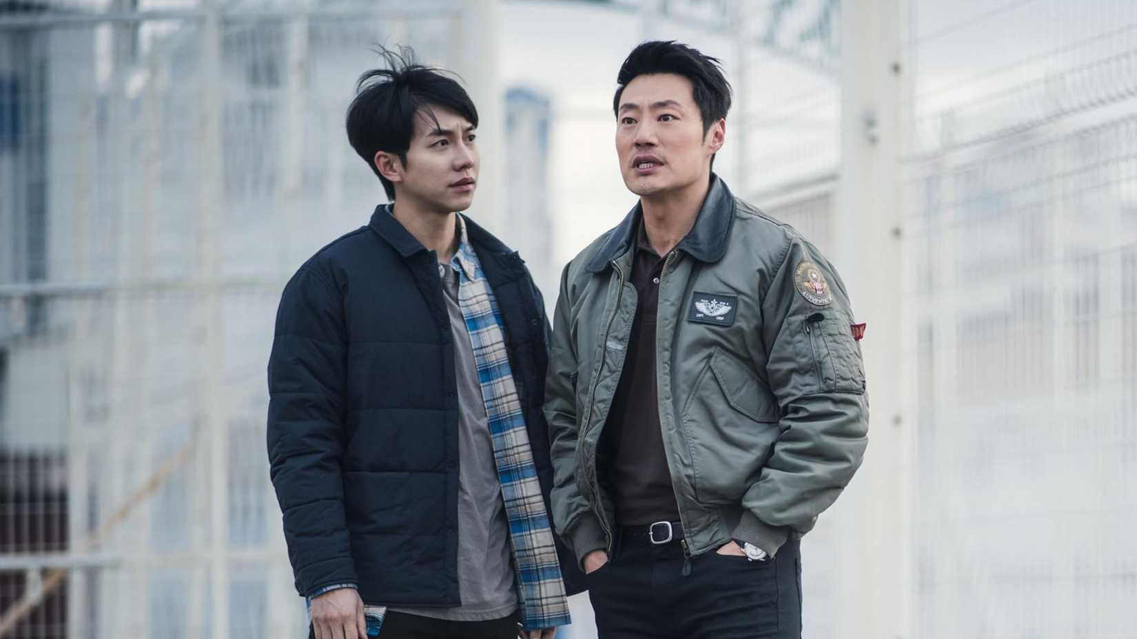 Two detectives talking in the 2021 K-drama Mouse.