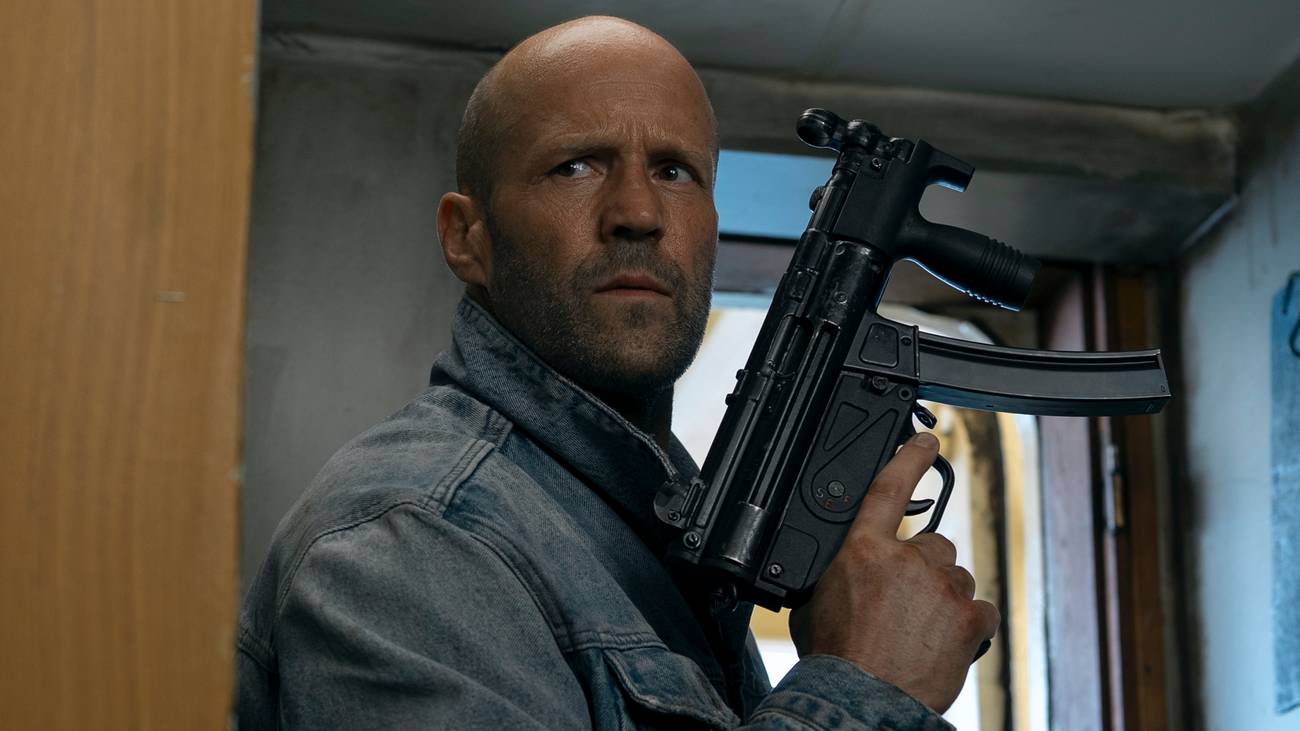 Jason Statham with a machine gun in Mutiny
