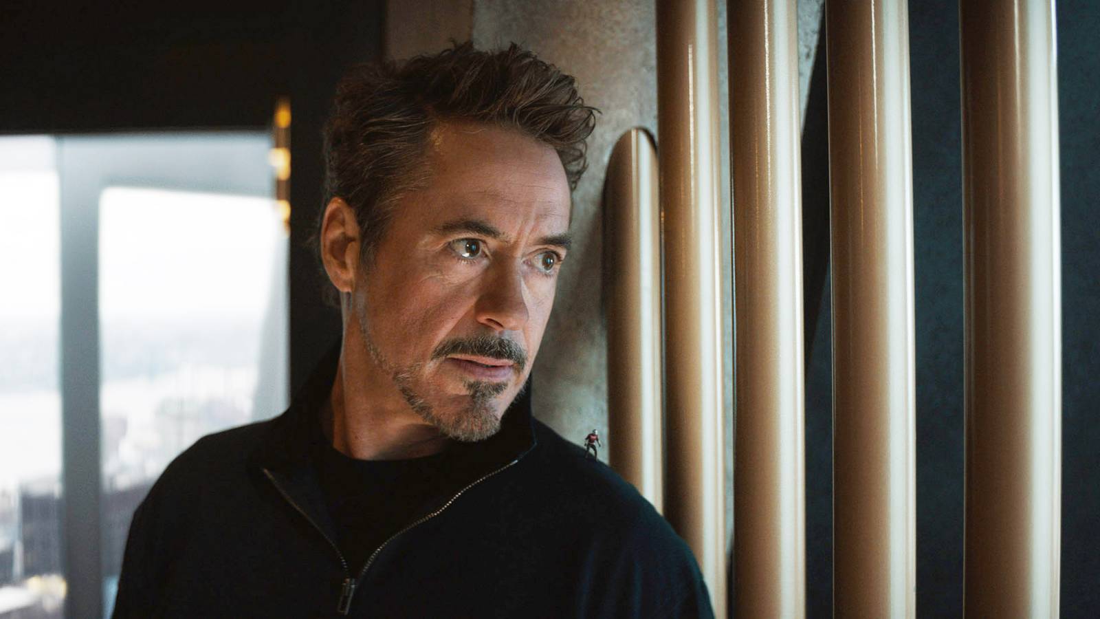 Robert Downey Jr. indossa l'armatura di Iron Man in un'immagine di un parco divertimenti