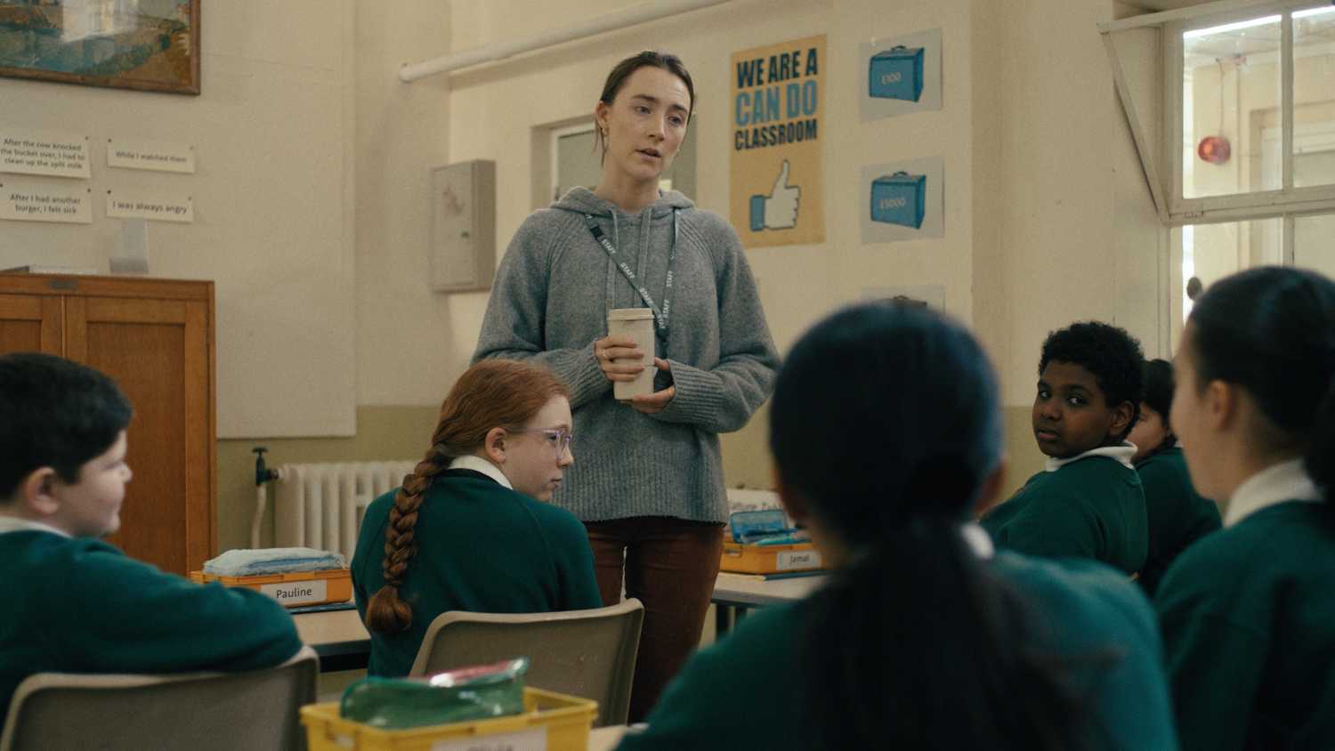 Saoirse Ronan como Maria em sala de aula em Bad Apples
