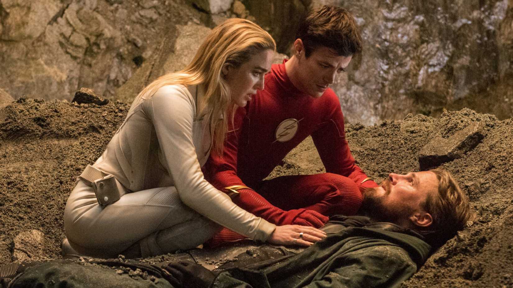 Sara and Barry stand over Oliver's dead body in Crisis on Infinite Earths Part Four