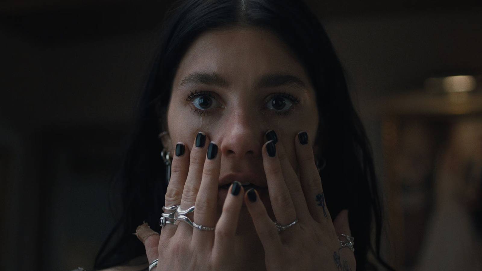 Netflix'in 'Something Very Bad Is Going to Happen' Dizisinde Coldies Dükkanı Şaşırtıcı