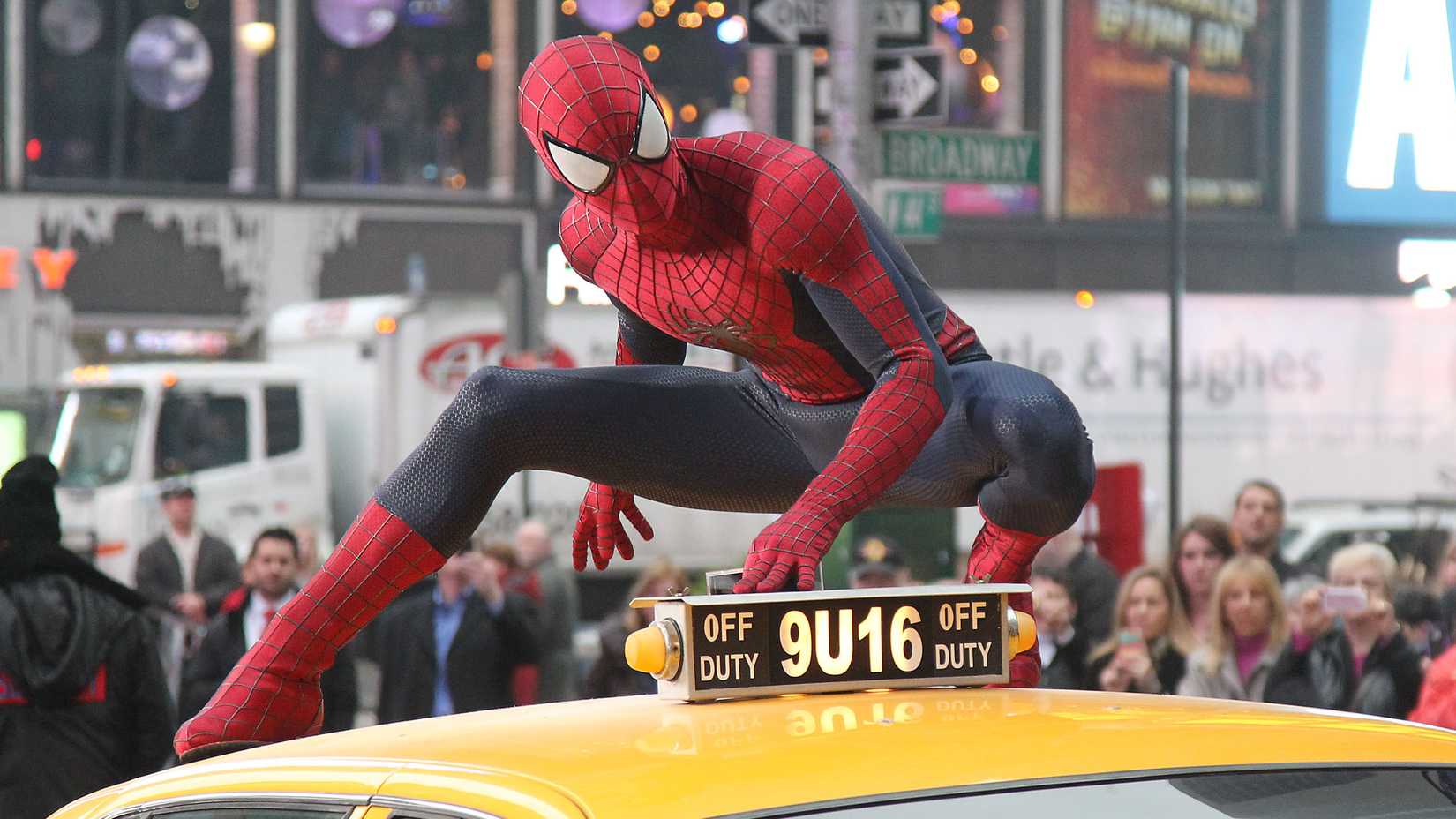 Spider-Man (Andrew Garfield)  posing on top of a taxi in The Amazing Spider-Man 2