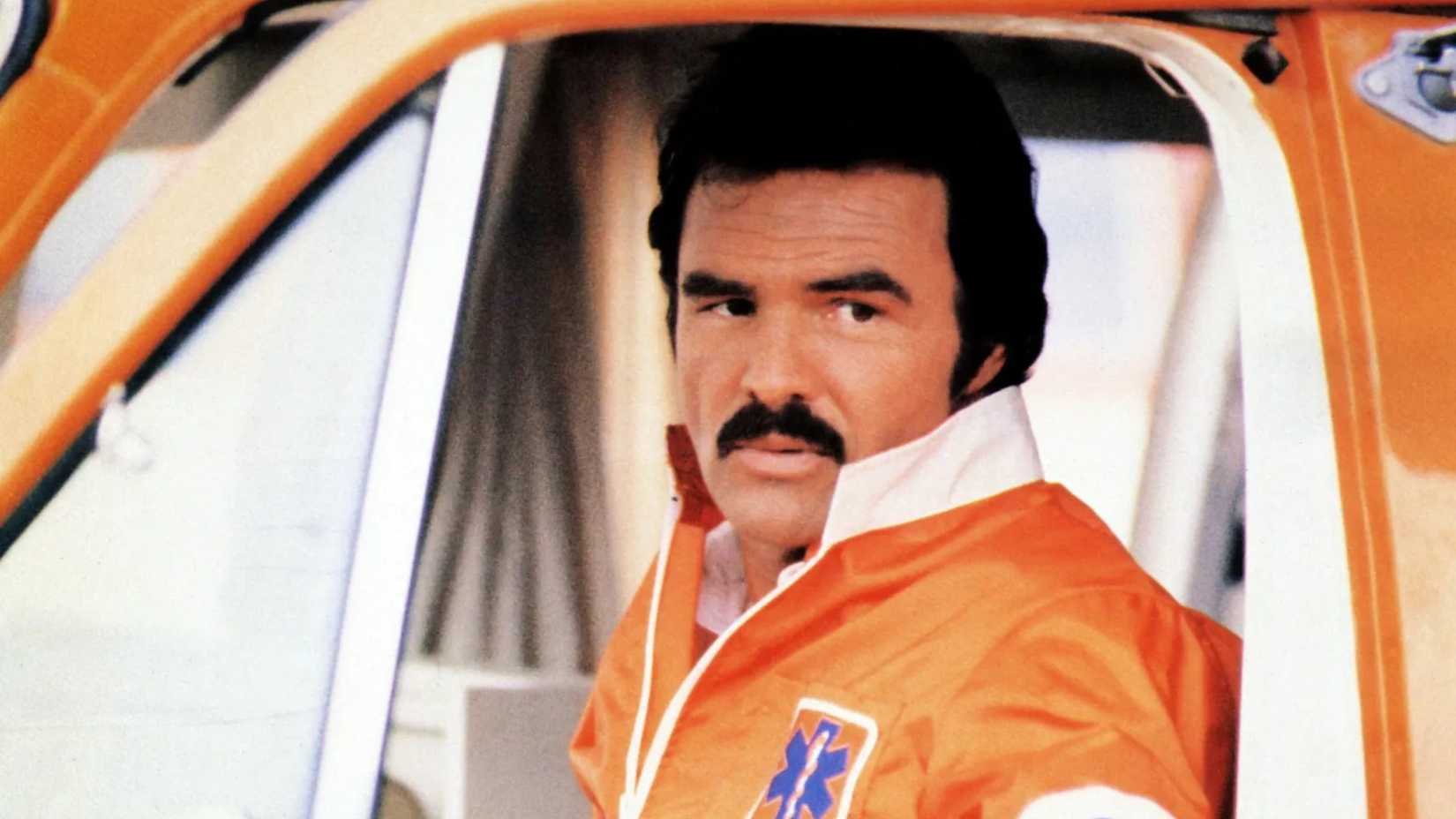 ברט ריינולדס מתבונן ב-The Cannonball Run