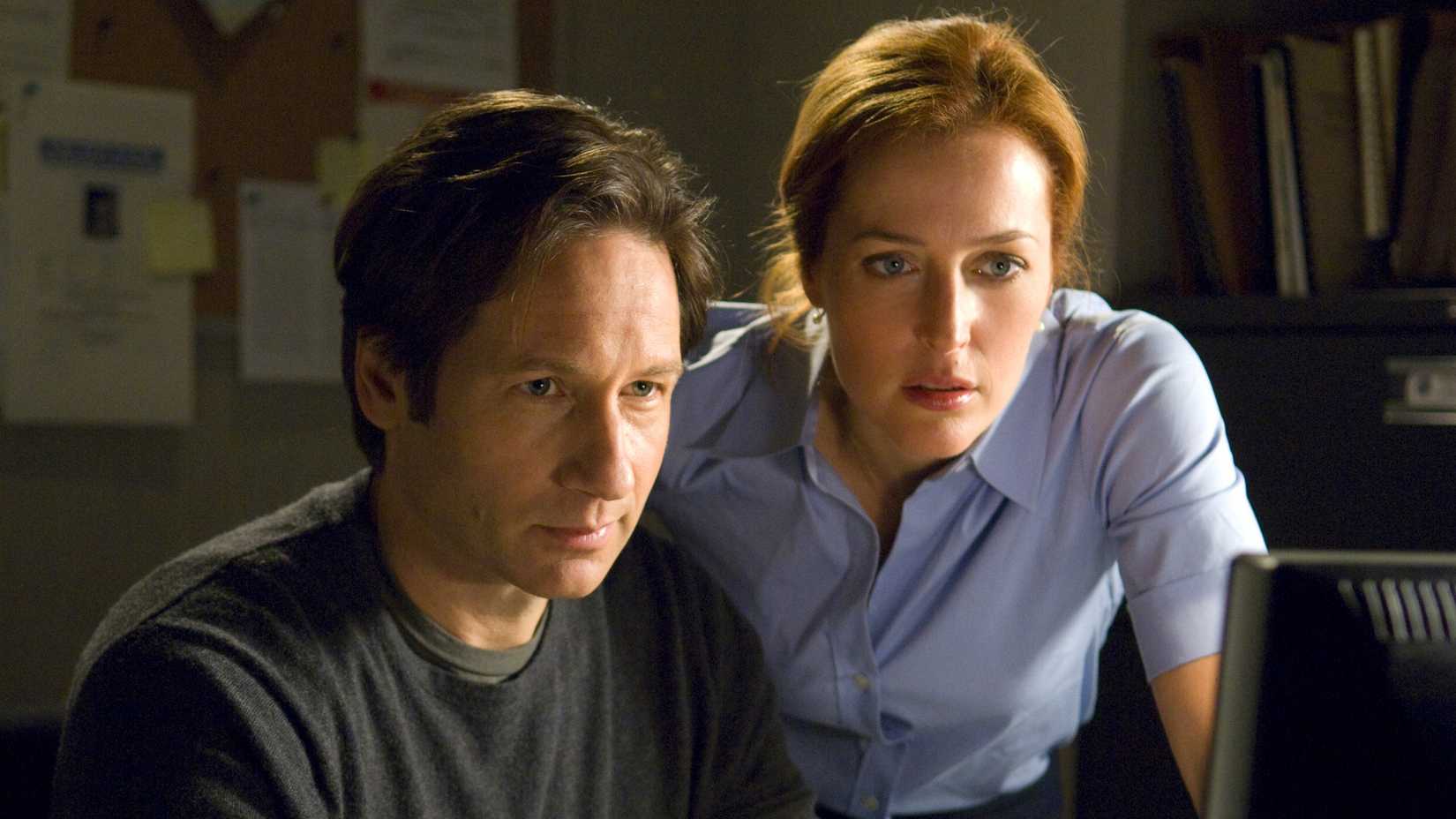 Mulder and Scully looking at a computer in The X-Files: I Want to Believe