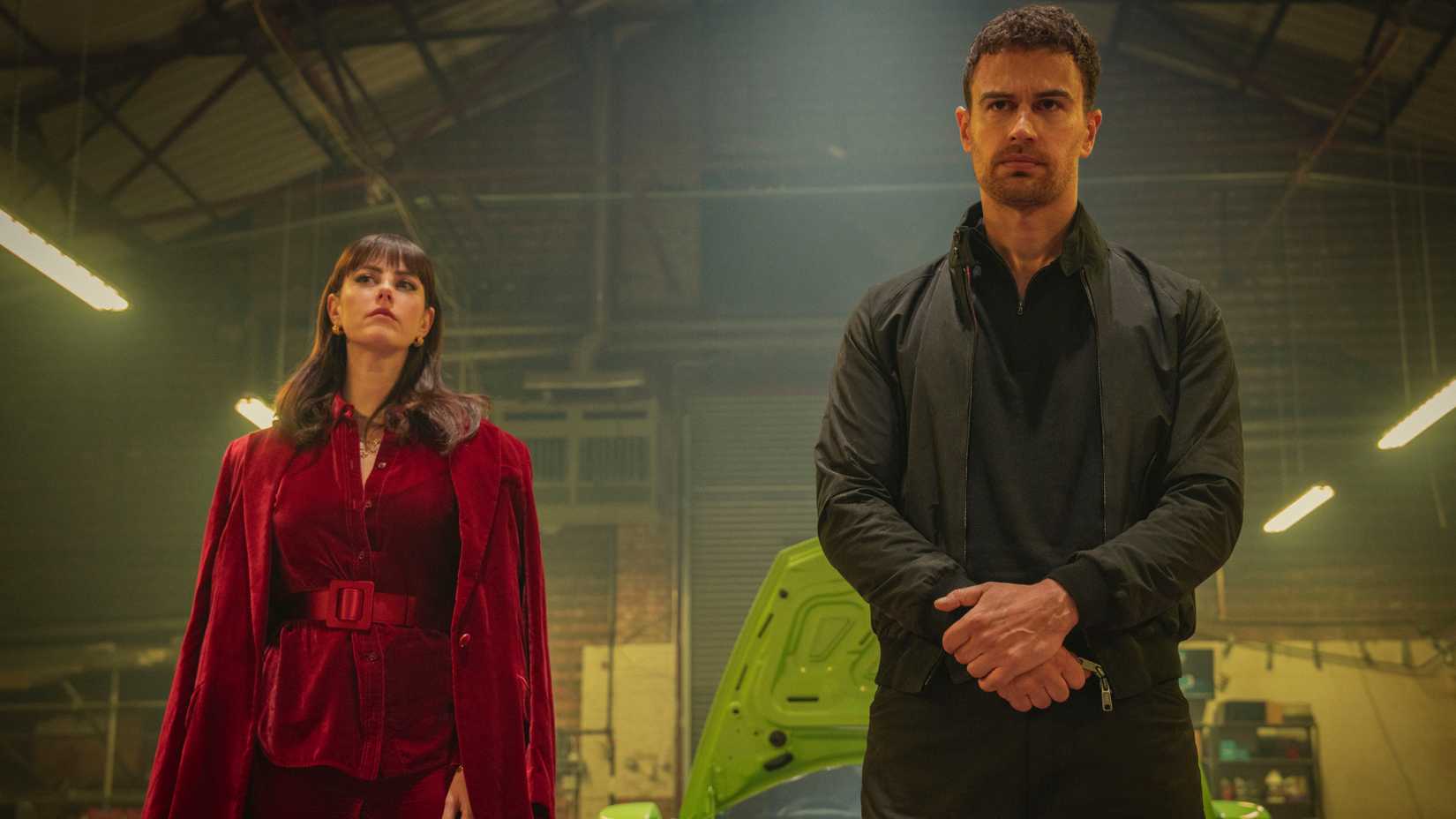 Theo James and Kaya Scodelario in The Gentlemen