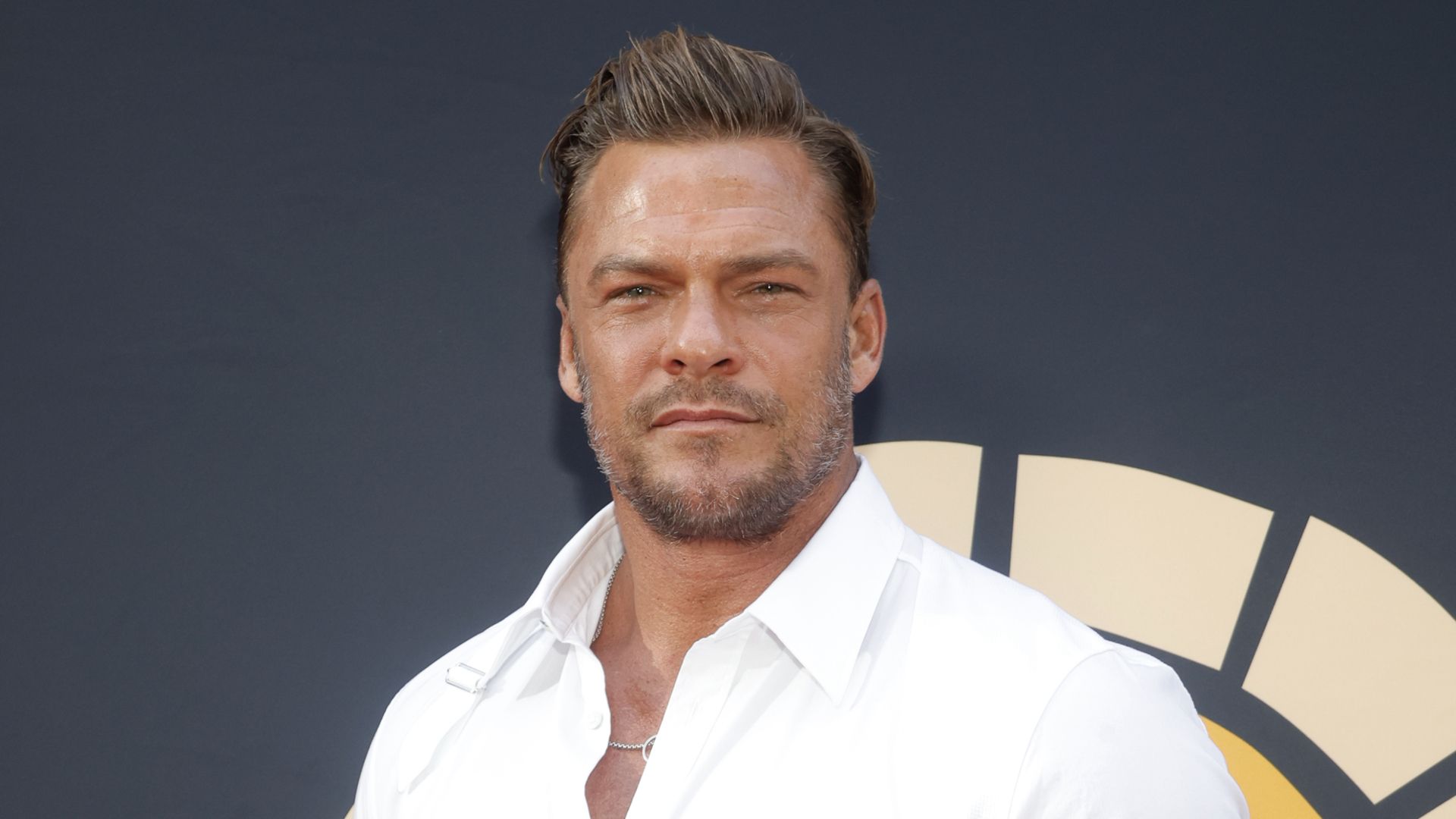 Alan Ritchson's $865M Dystopian Thriller Adaptation Is Burning Up Netflix's U.S. Streaming Ranks image