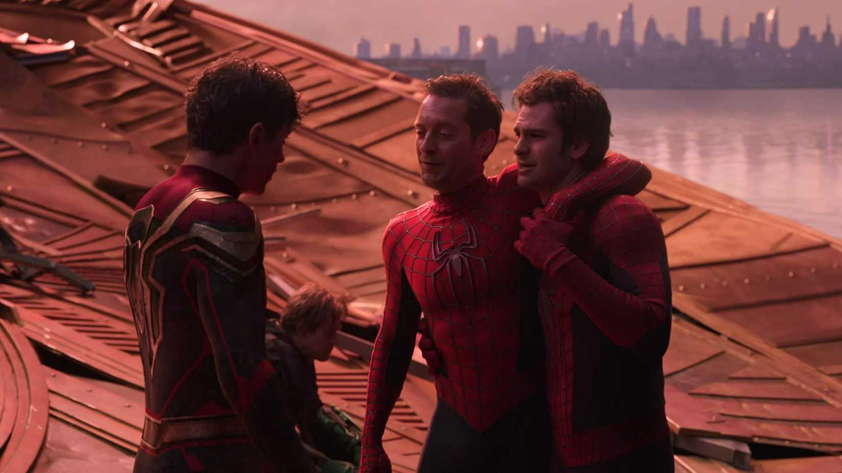 Willem Dafoe, Tom Holland, Tobey Maguire, and Andrew Garfield in Spider-Man No Way Home-1