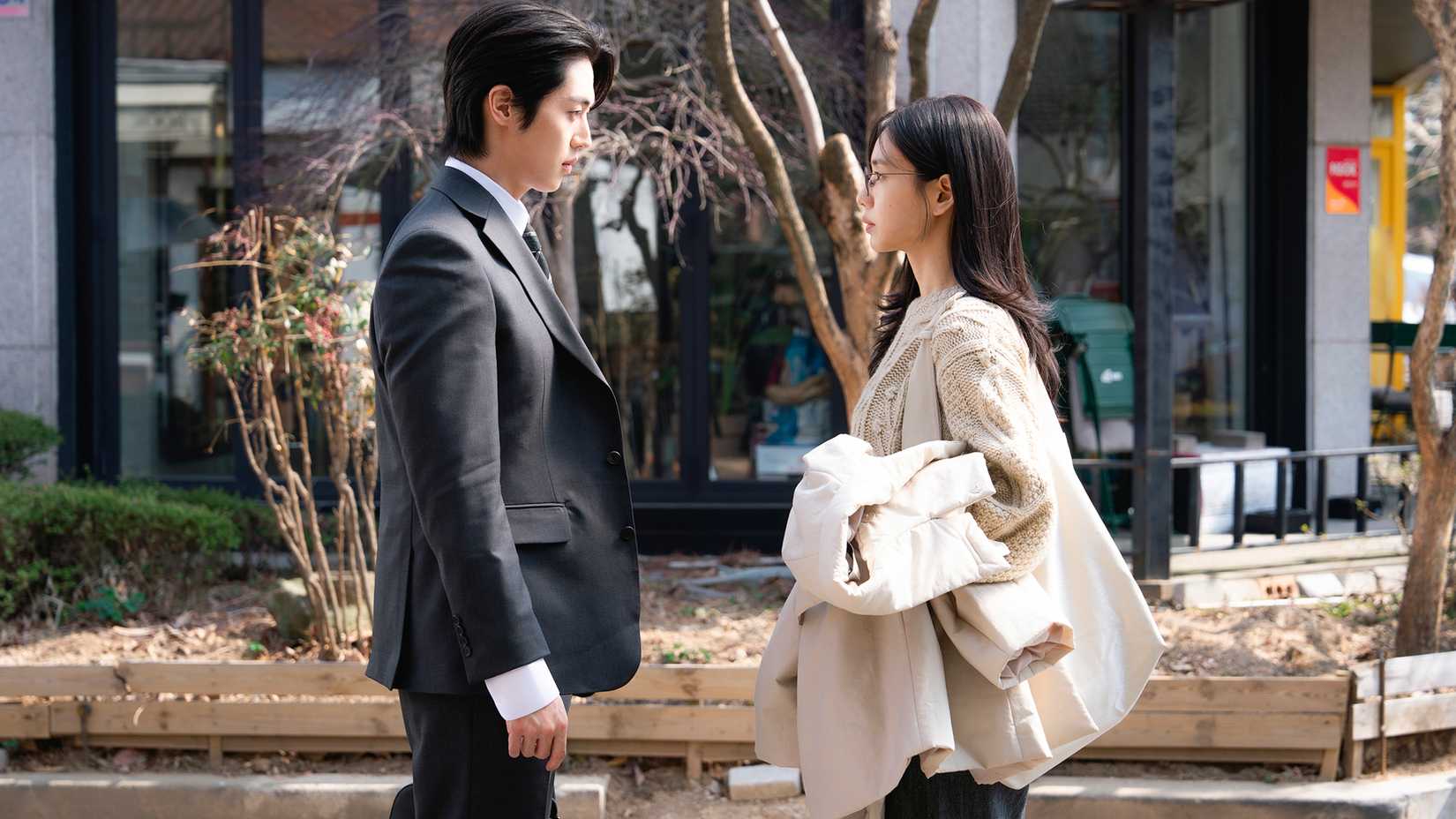 A still from A Love Other Than Yours featuring Seo Kangjun and Ahn Eun-jin as Namgung Ho and Lee Mi-do.