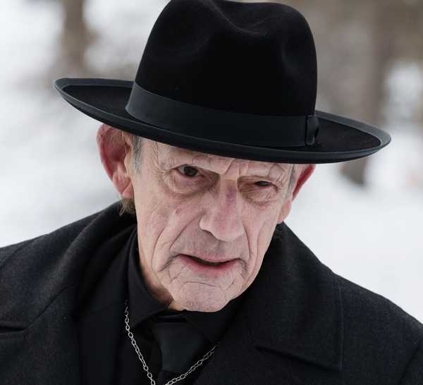 Zalmon Shaw (Christopher Lloyd) squinting at something in 12 Monkeys.
