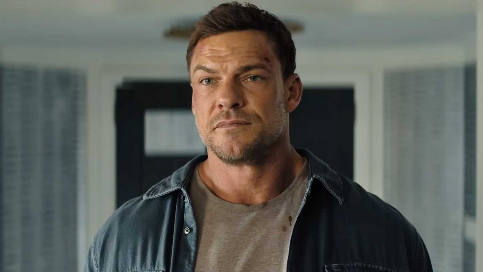 Alan Ritchson’s Jack Reacher giving a blank star in a Reacher season 4 scene