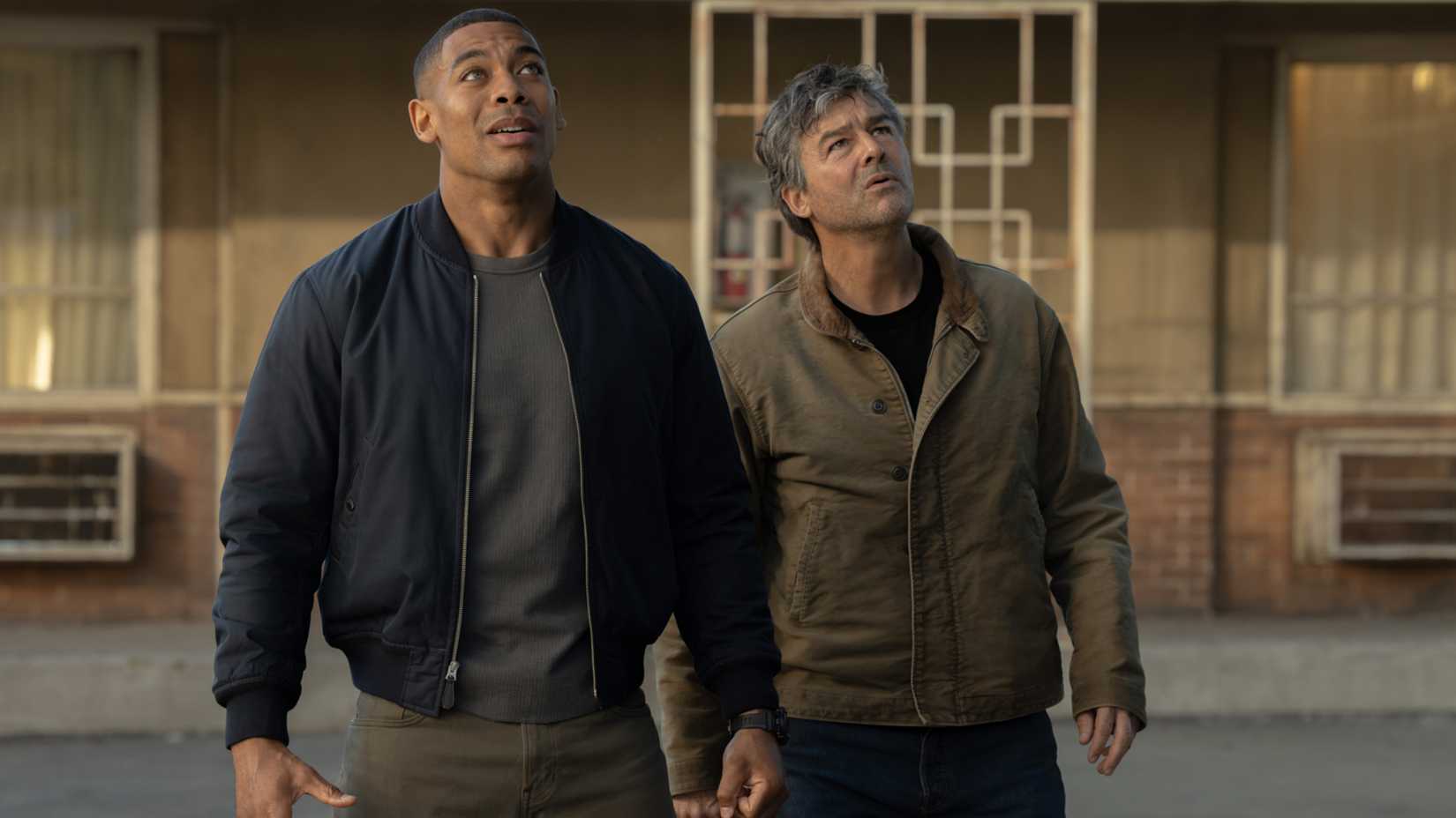 Aaron Pierre as John Stewart and Kyle Chandler as Hal Jordan looking up in Lanterns