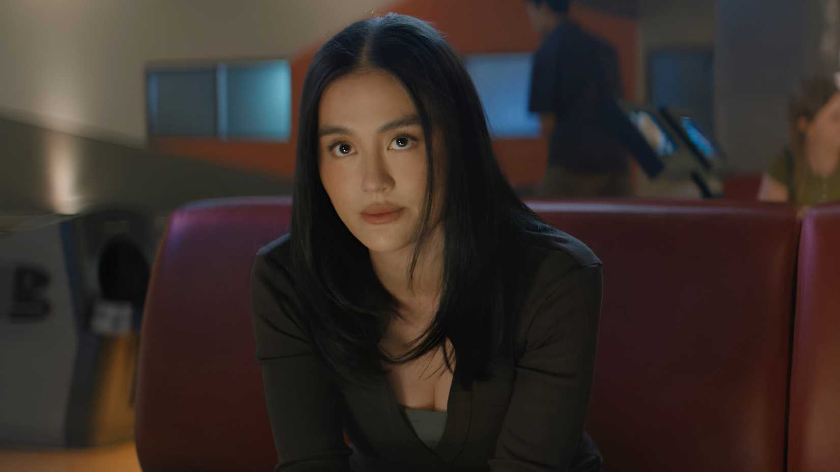 Agnez Mo’s Lila Hoth talking to Jack Reacher in bowling alley in season 4