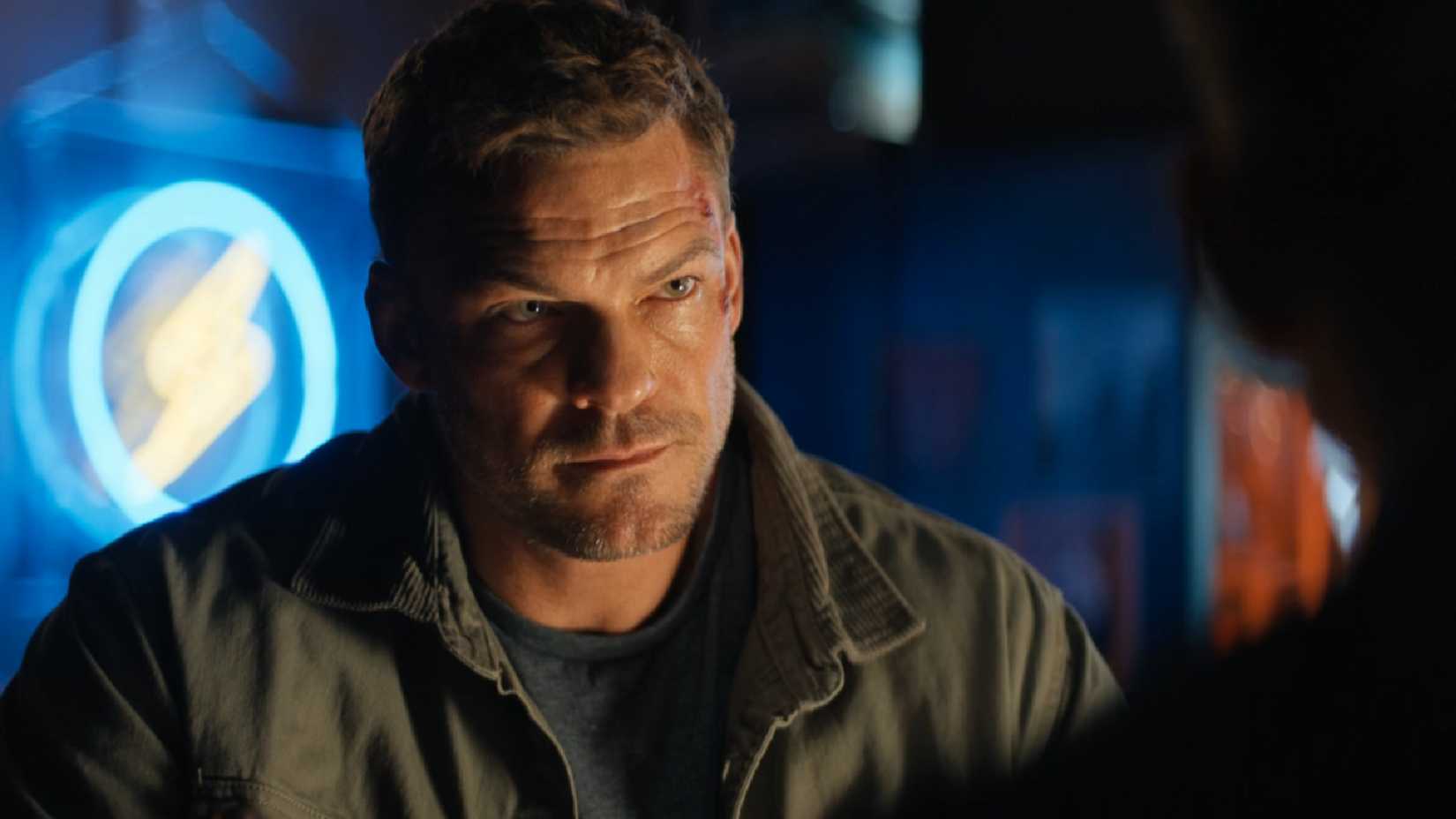 Alan Ritchson in a bar in Reacher.