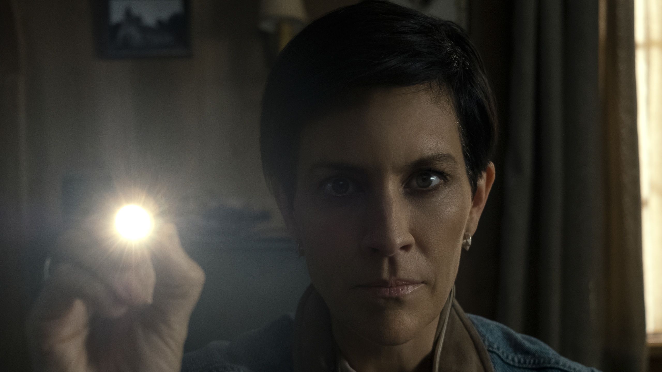Stephen King Meets Lost In Netflix's Near-Perfect 7-Part Horror Series image