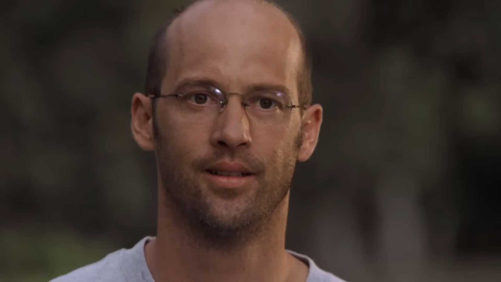 Anthony Edwards' Mark smiling while looking on toward Rachel in ER season 8