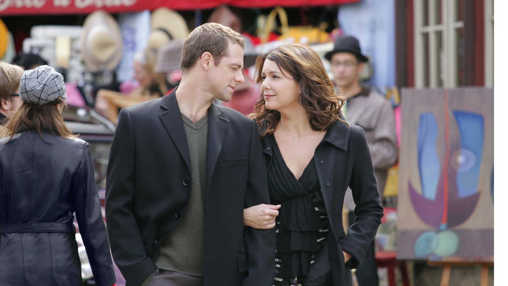 Christopher (David Sutcliffe) and Lorelai (Lauren Gilmore) walking arm in arm in Gilmore Girls