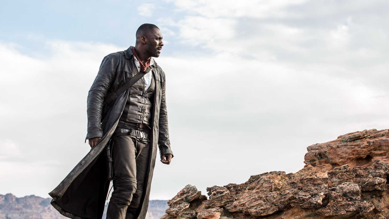 Idris Elba’s Roland walking through a desert in the 2017 movie adaptation of Stephen King’s The Dark Tower